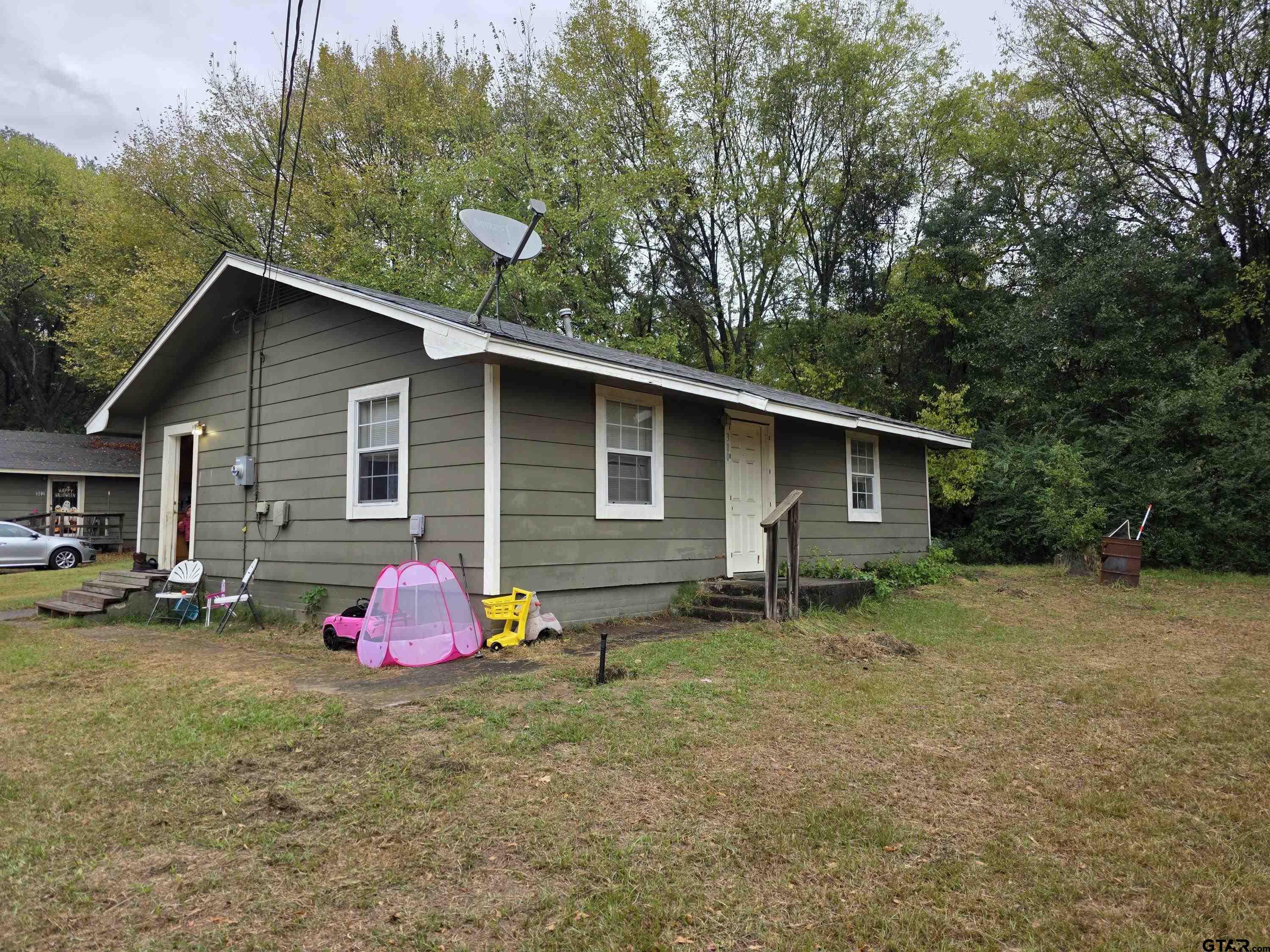 300, 302, 304 Walnut Property Photo 1