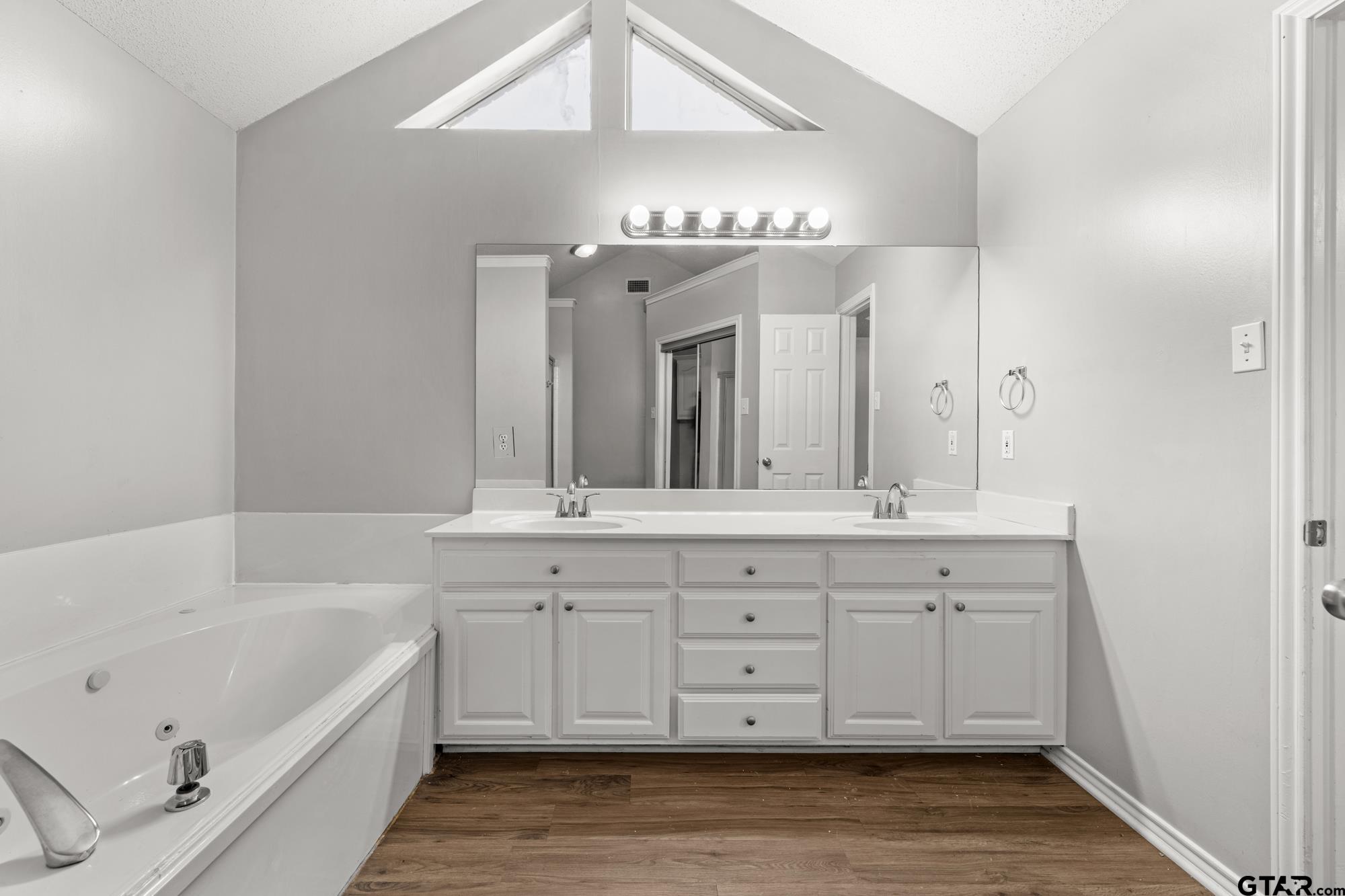 103 Courtney Property Photo 17