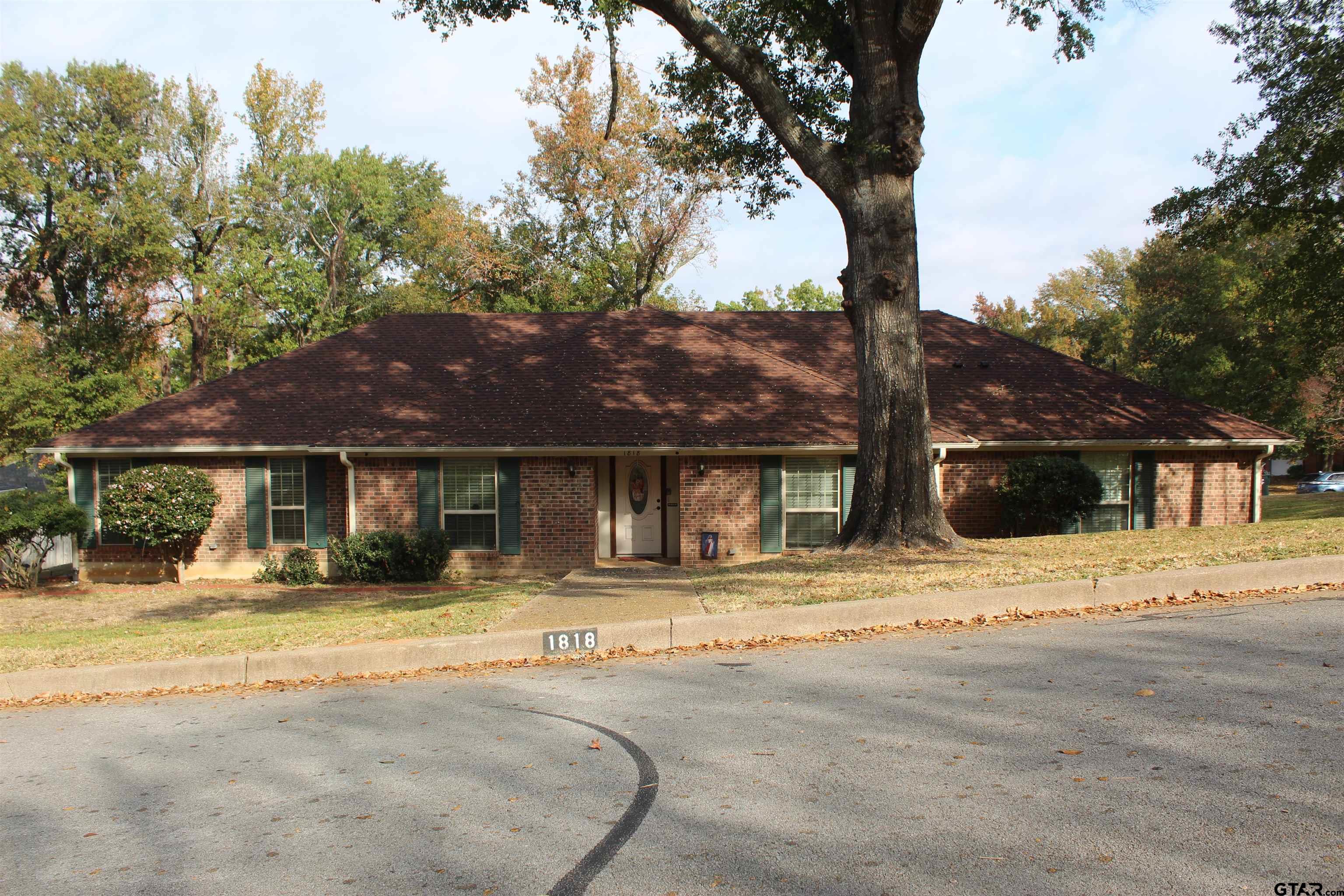 1818 Kensington Dr Property Photo 1