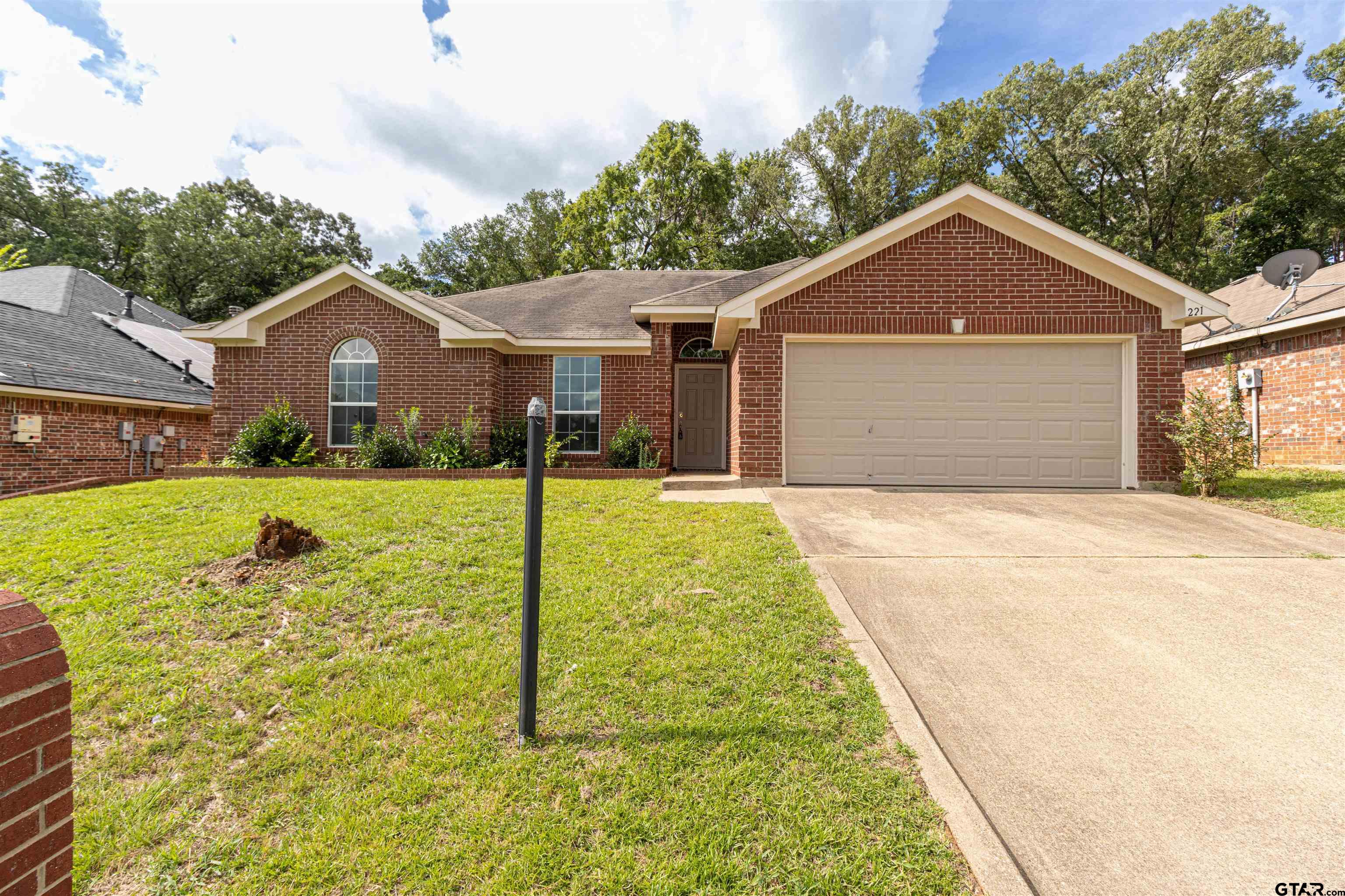 221 Maggie Cir Property Photo 1