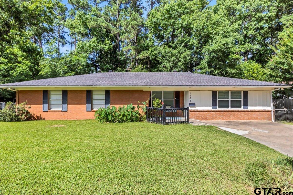 1704 Oakwood Drive Property Photo 1