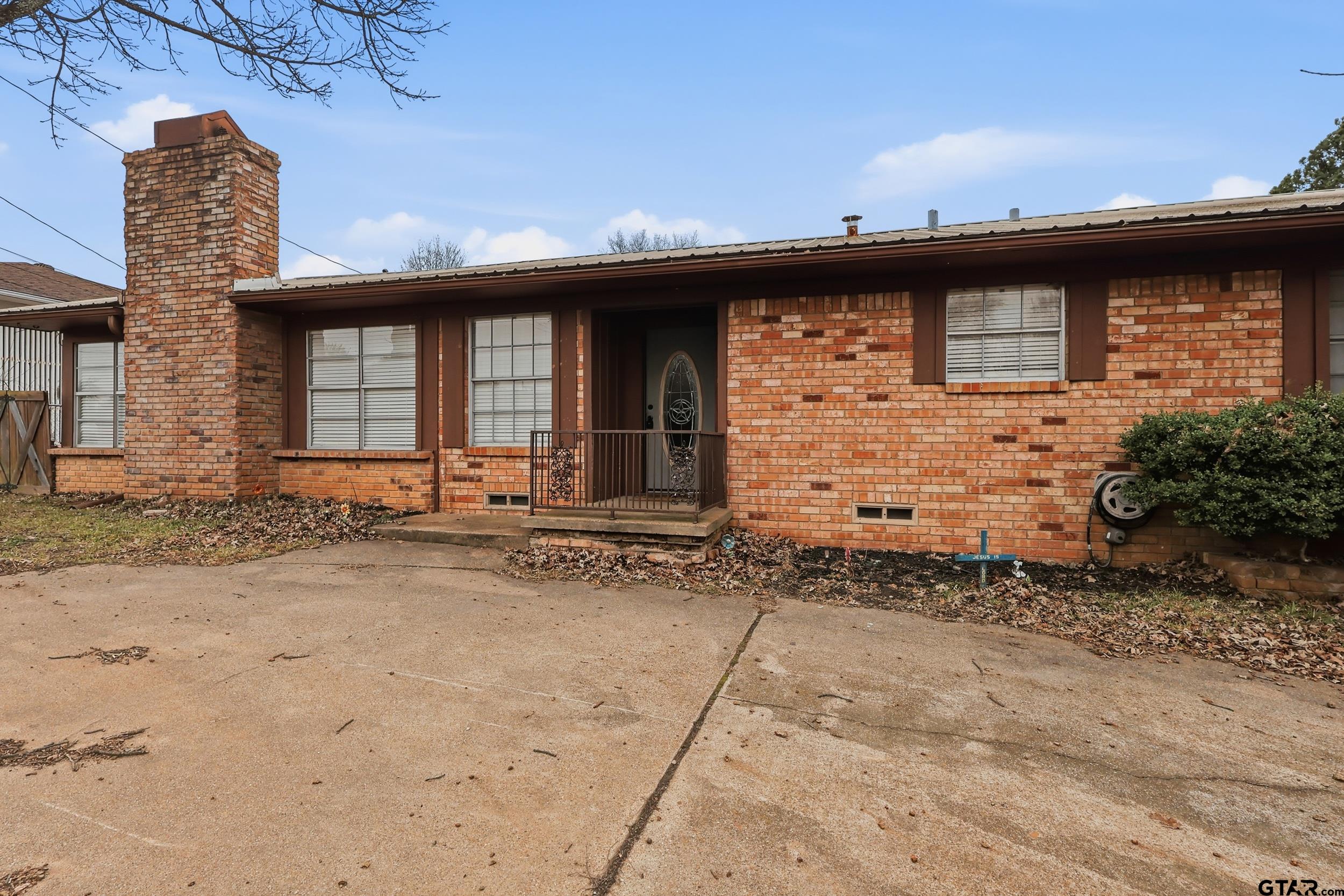 128 Laura Dr.