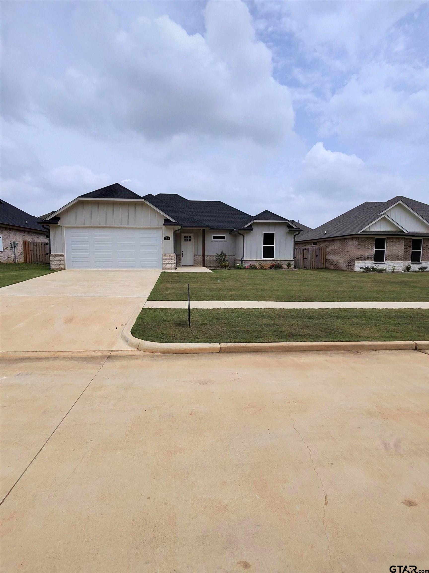 913 Alex Dr