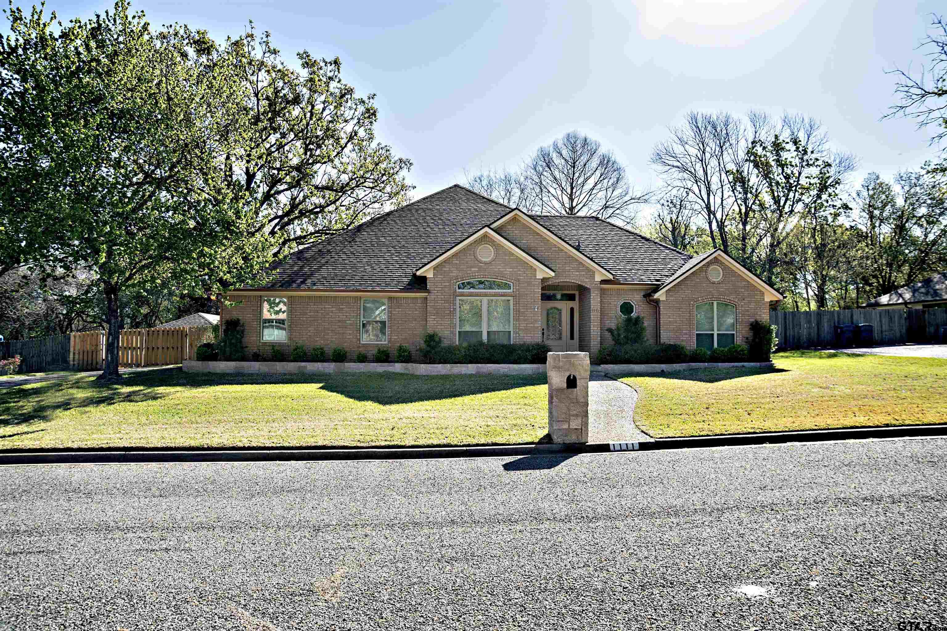 1111 Lonnie Dr. Property Photo 1