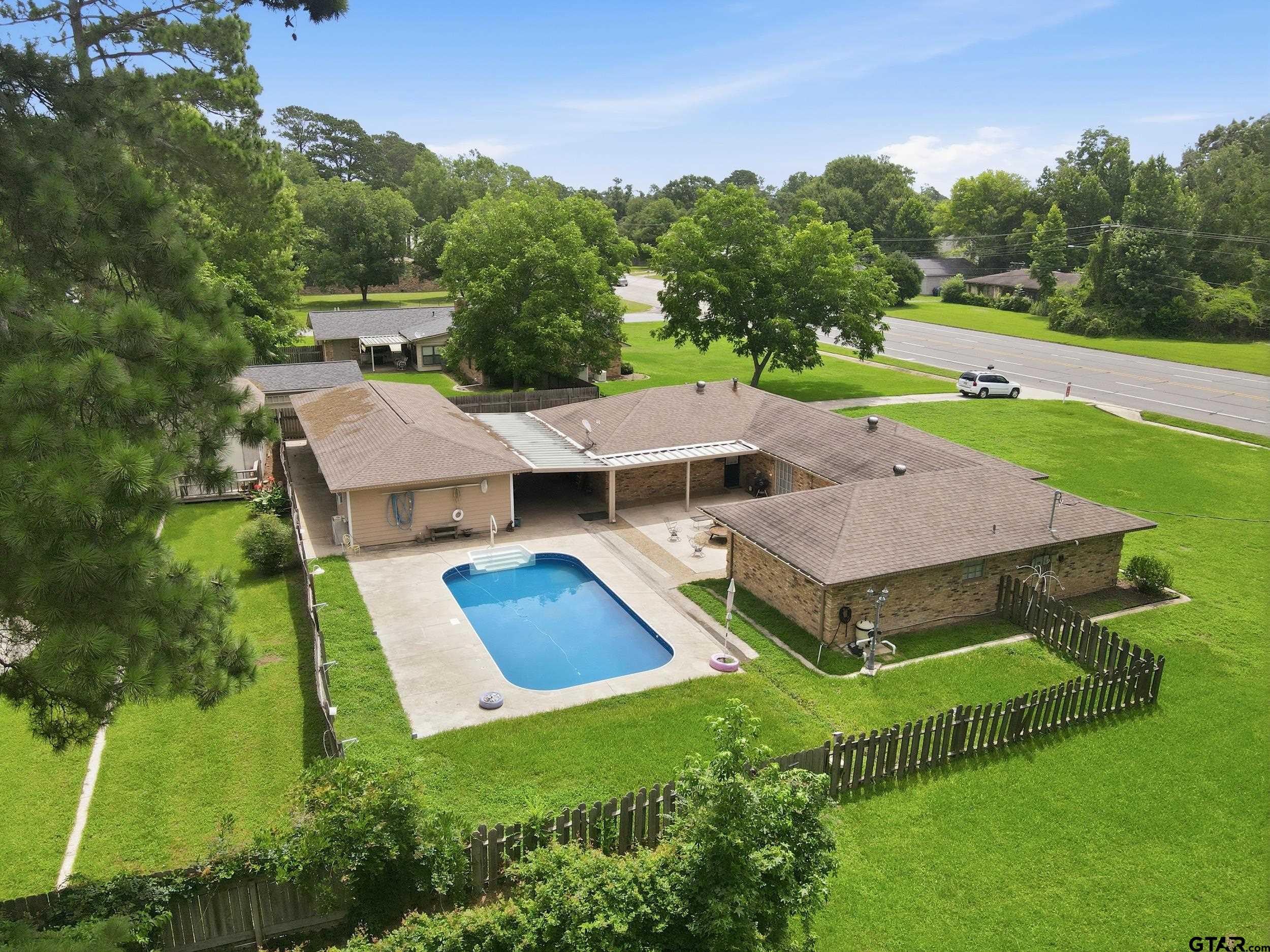 1302 W Sabine St. Property Photo 1