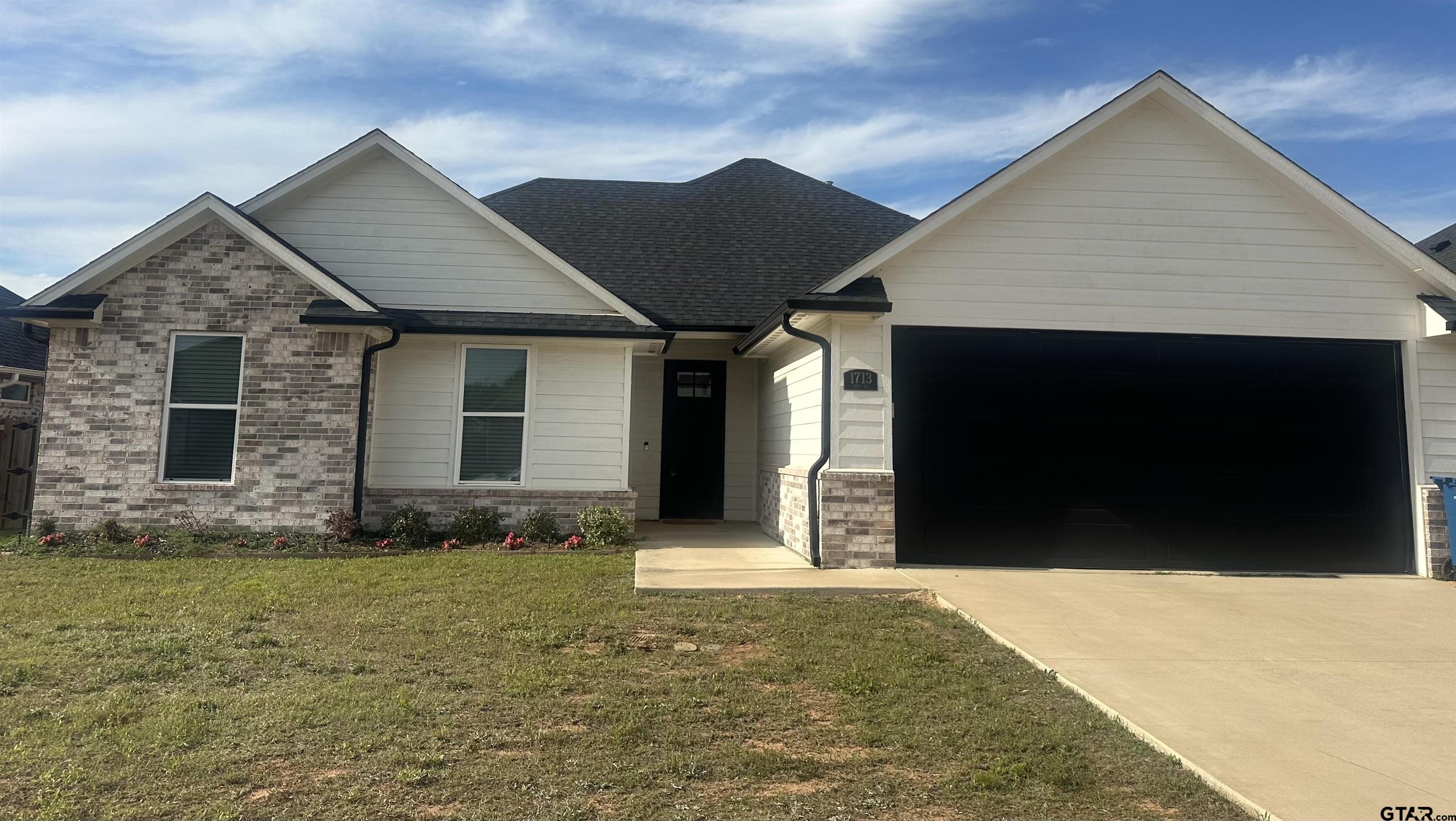 1713 Tres Drive
