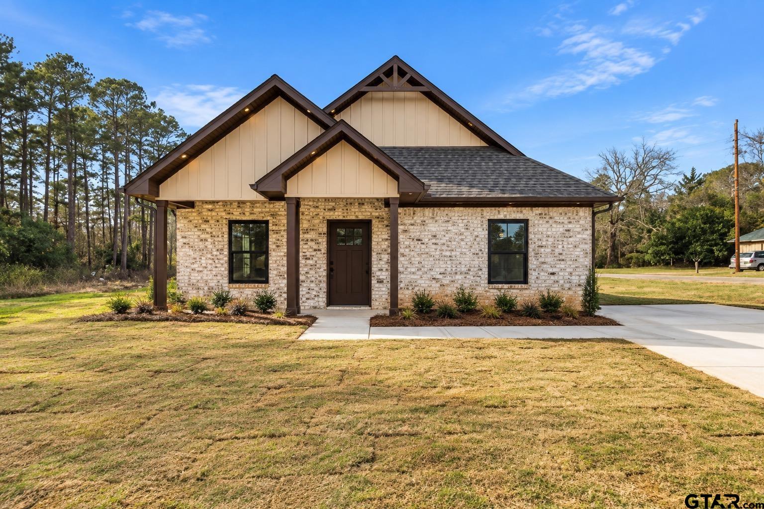112 Carri Dr. Property Photo 1