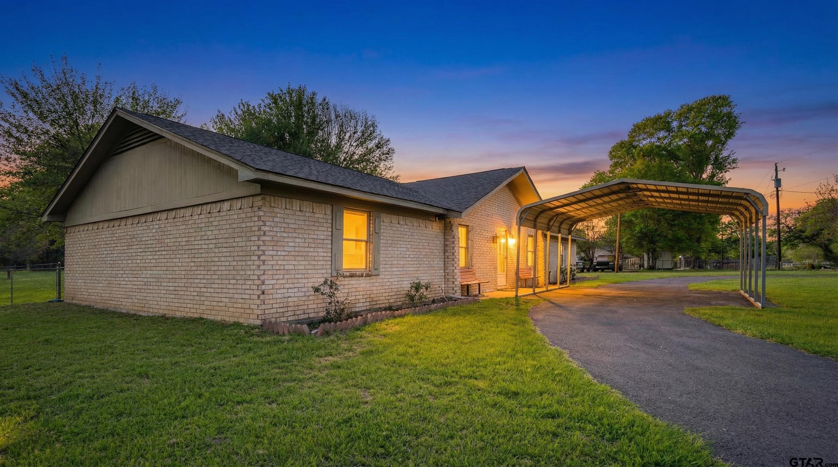 1129 Garden Dr Property Photo 1