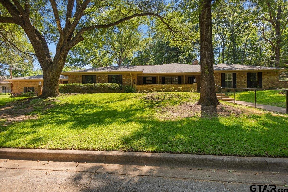 555 Lakeshore Dr. Property Photo 1