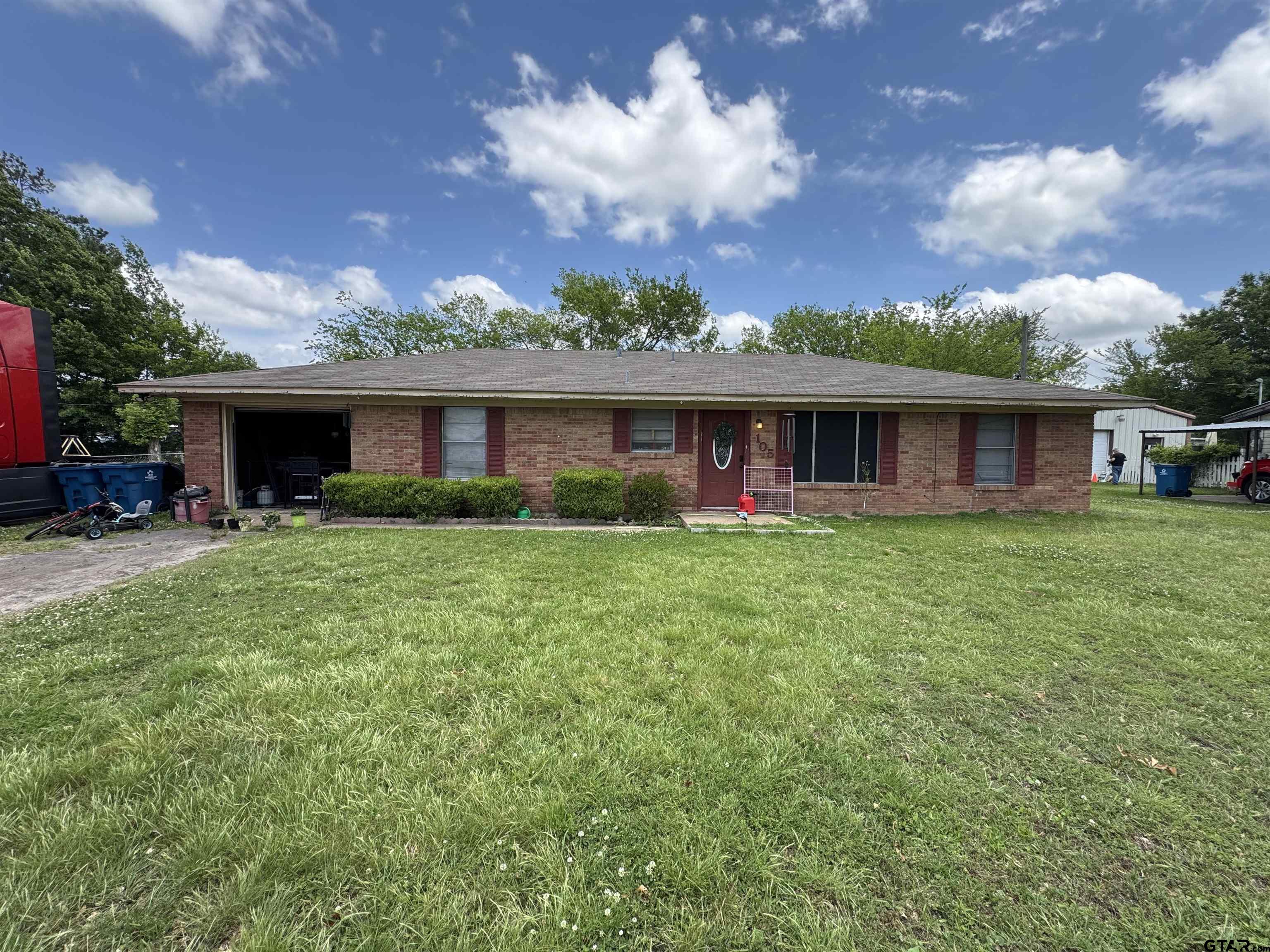 105 Tomie St Property Photo 1