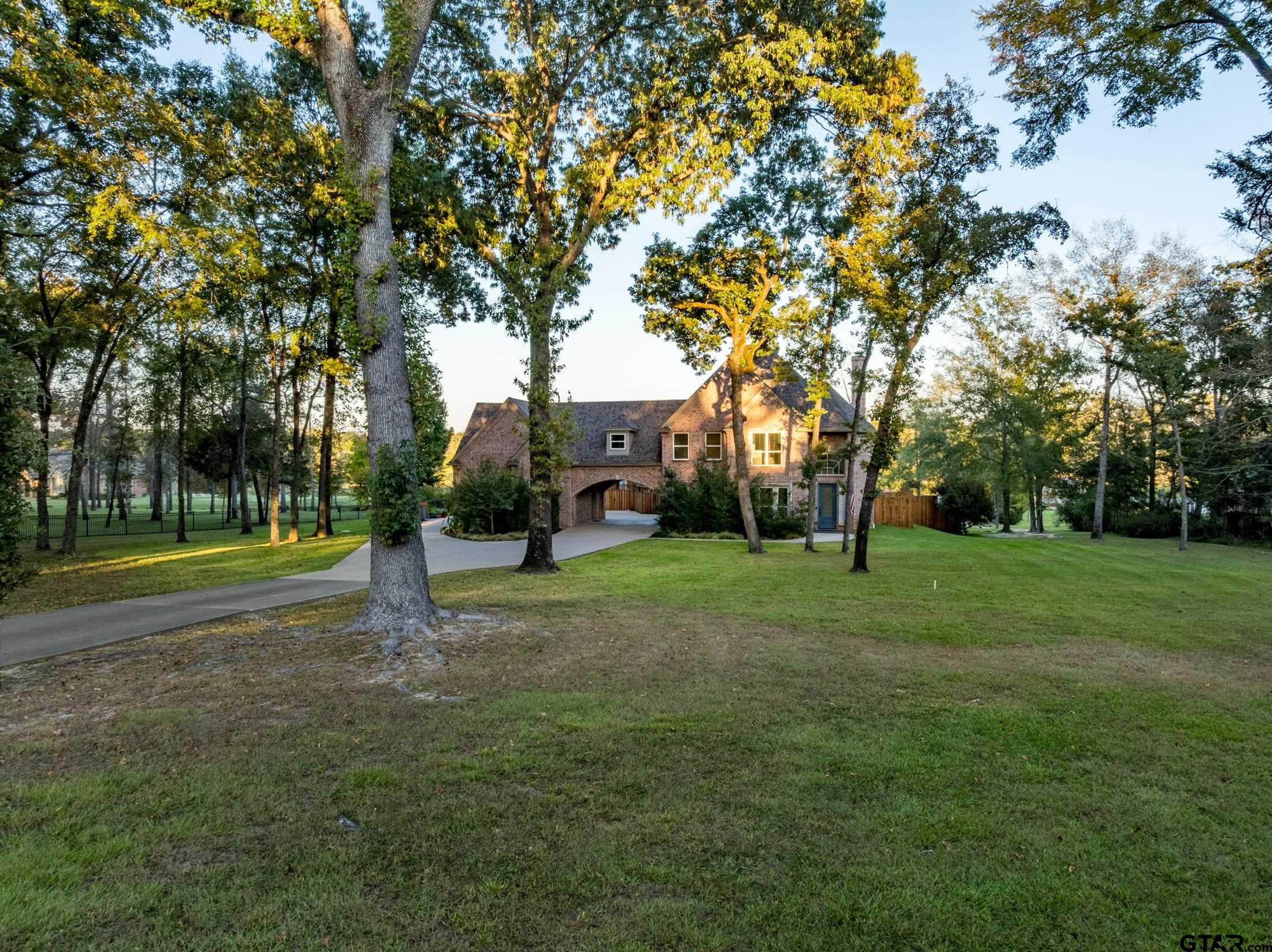 2001 Rose Pointe Property Photo 1