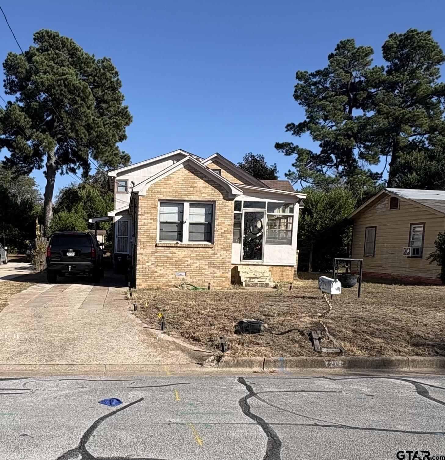 1208 S Buckley