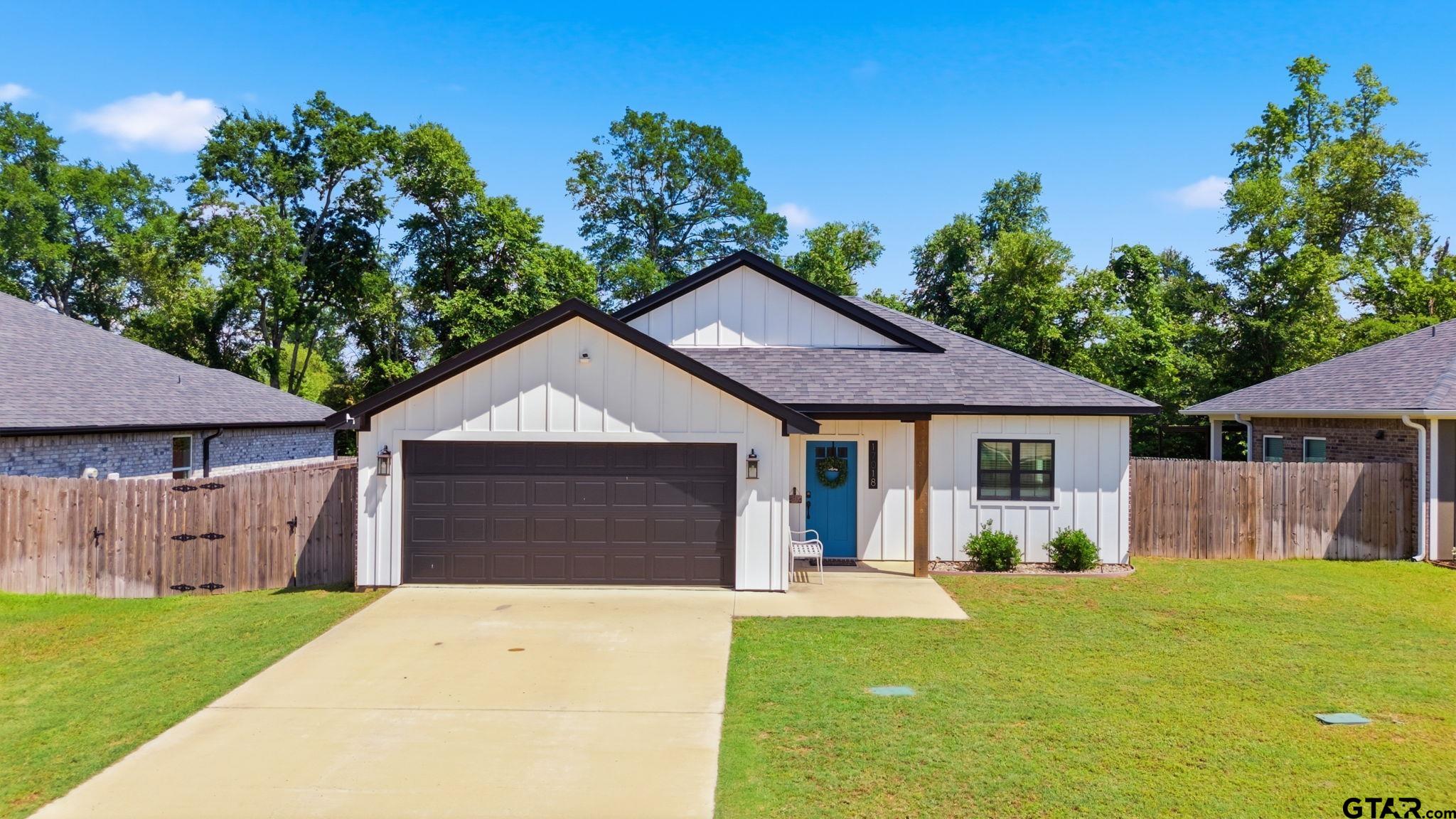 17018 Crossing Cir. Property Photo 1