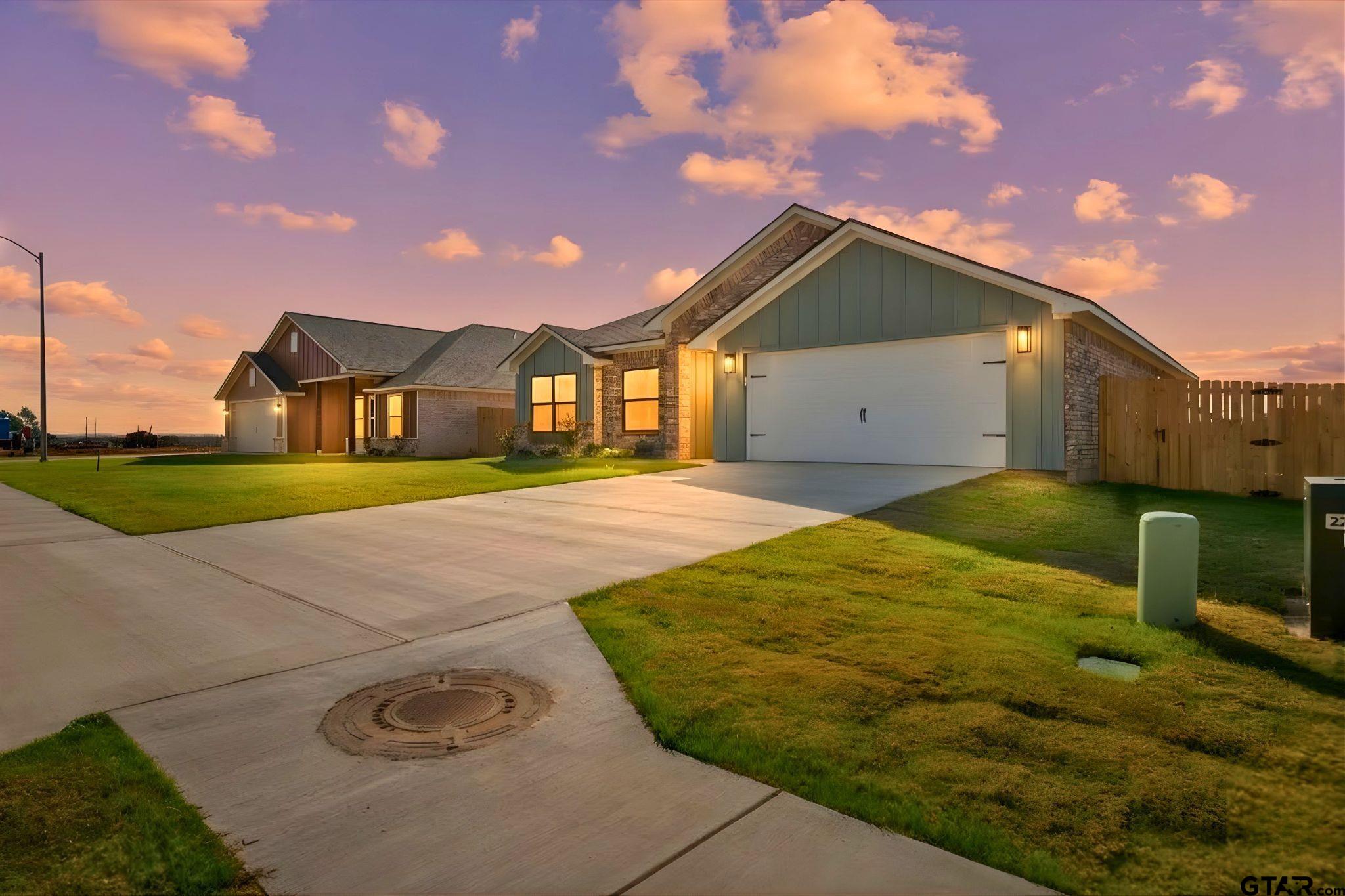 16529 Crossing Circle Property Photo 1