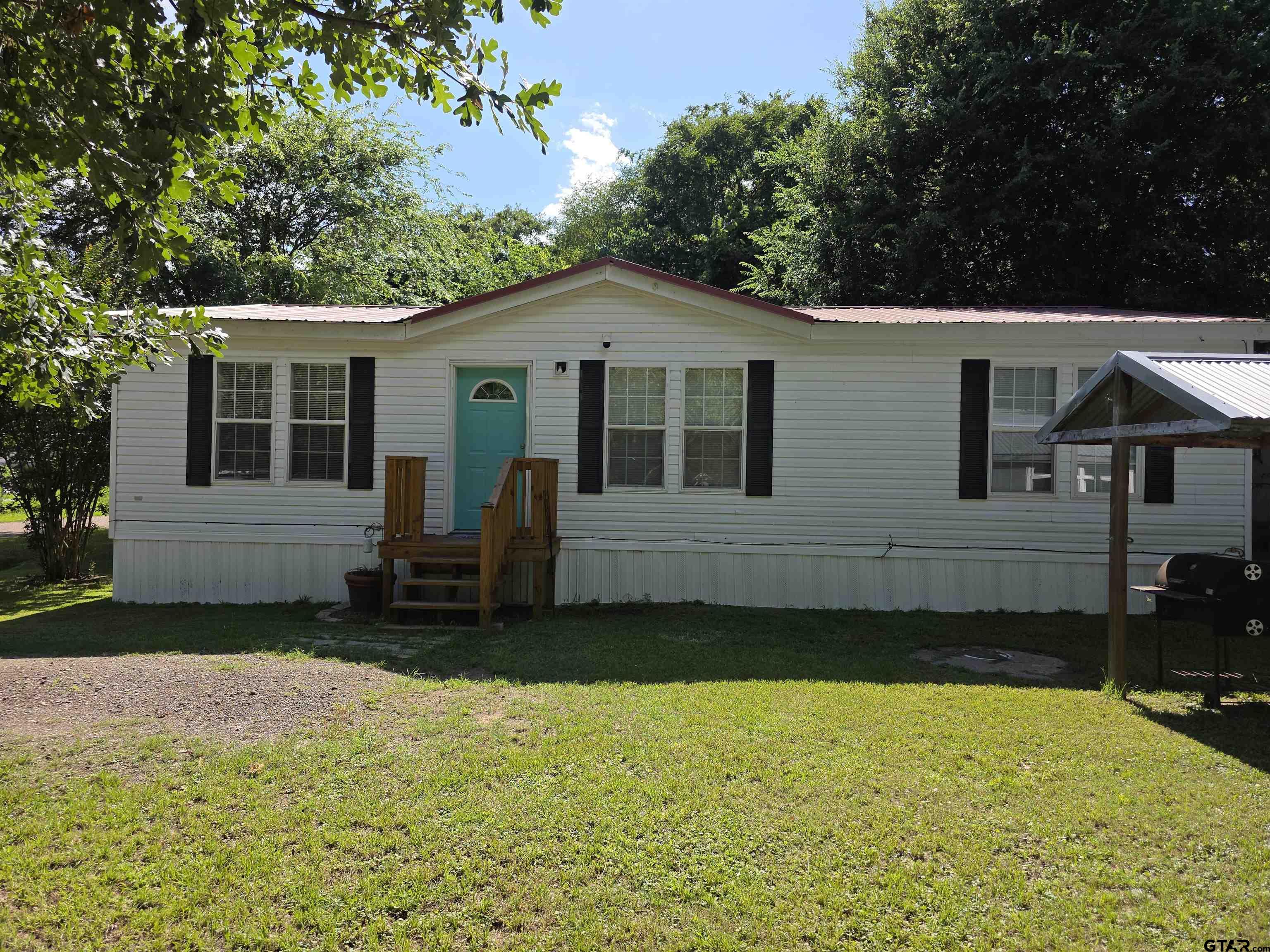 21587 Ravenwood Drive Property Photo 1