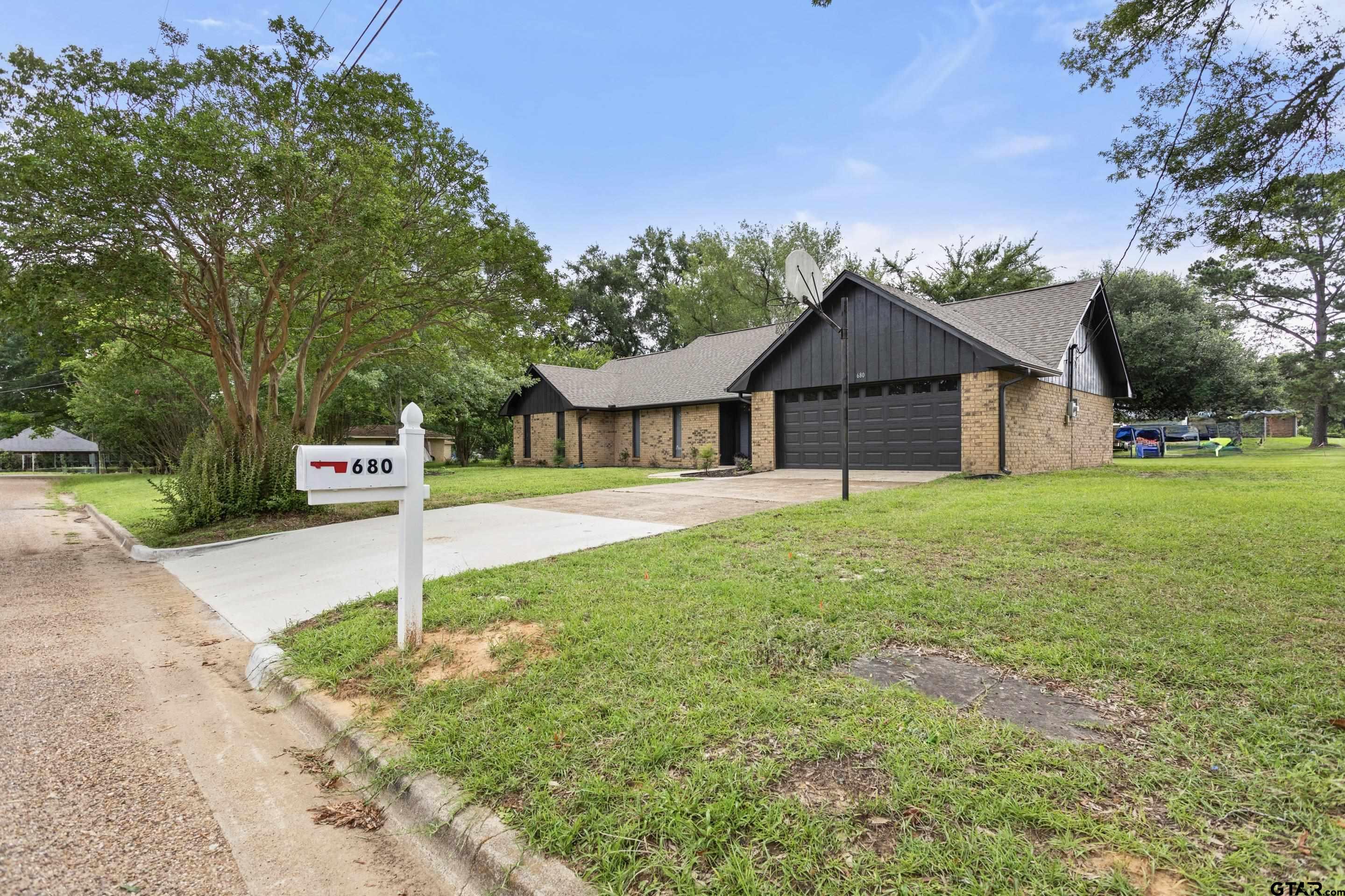 680 Woodbine Dr. Property Photo 1