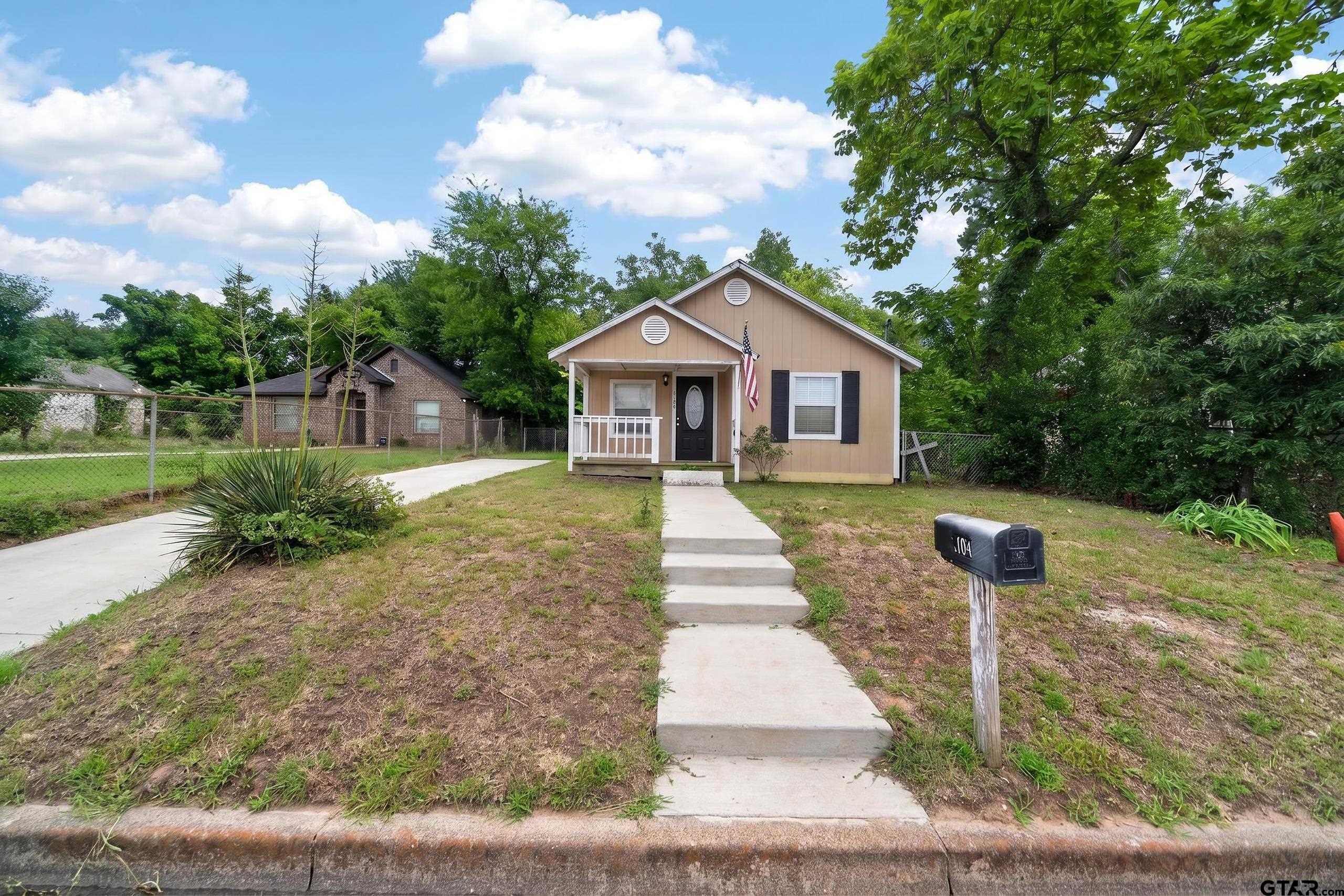 2104 W Robbins Property Photo 1