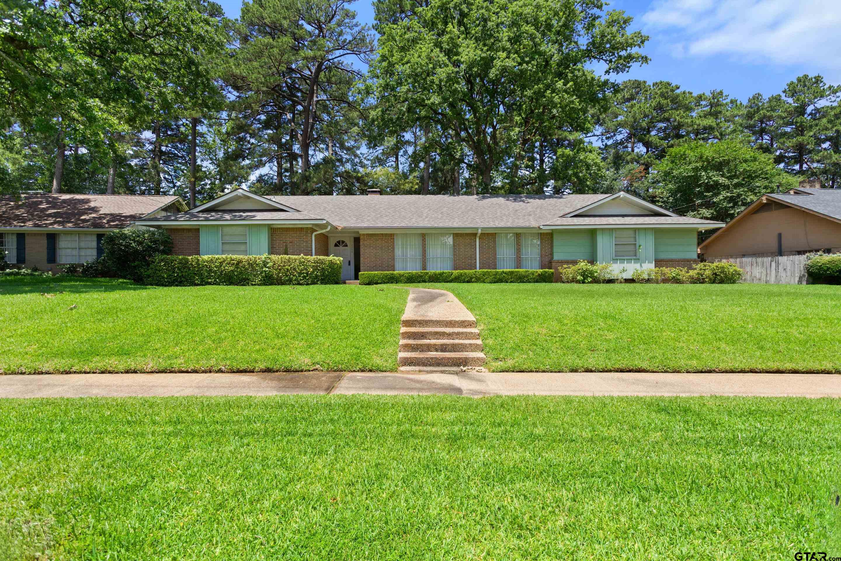 2811 Yorktown Dr. Property Photo 1