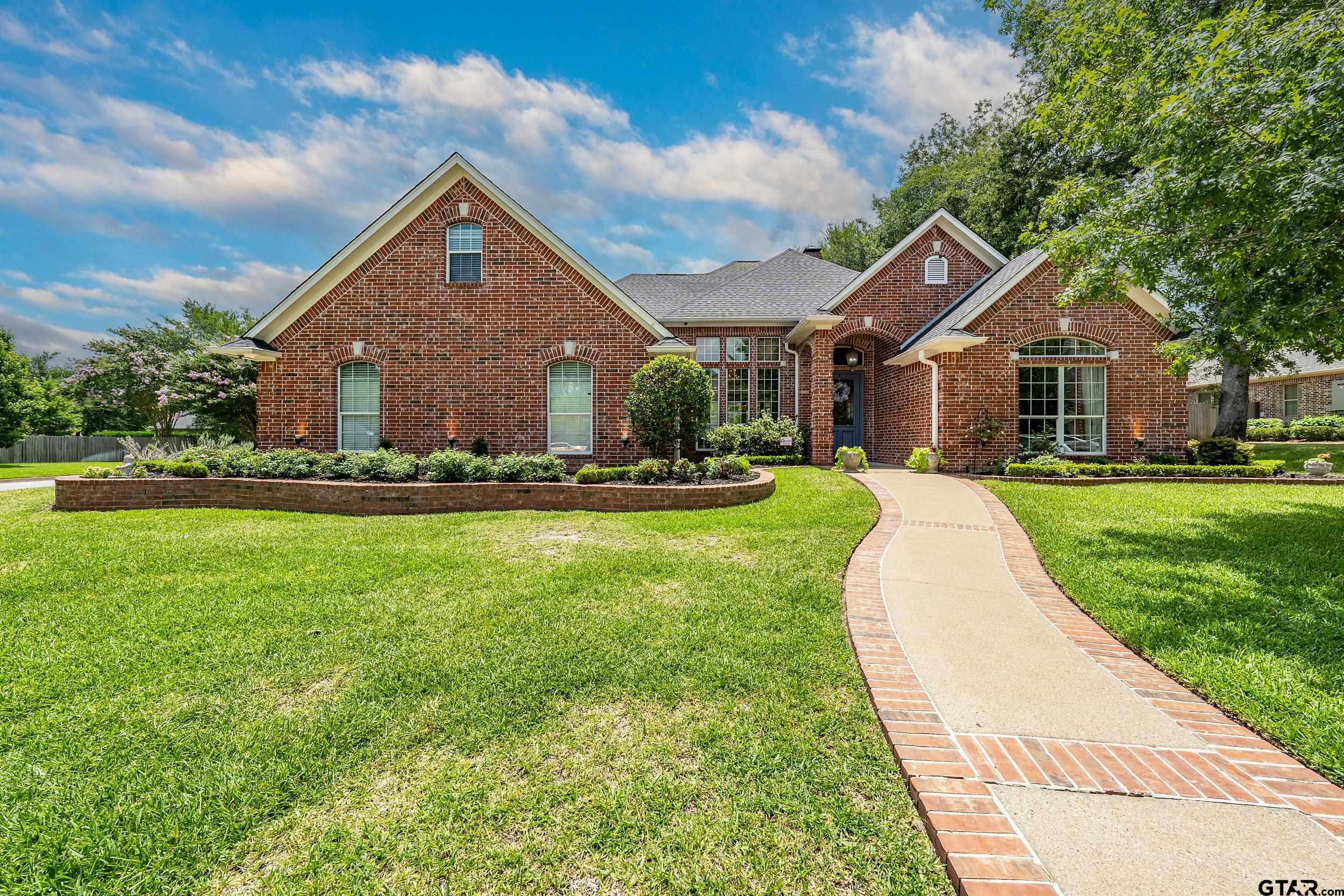 2102 Holly Creek Dr Property Photo 1