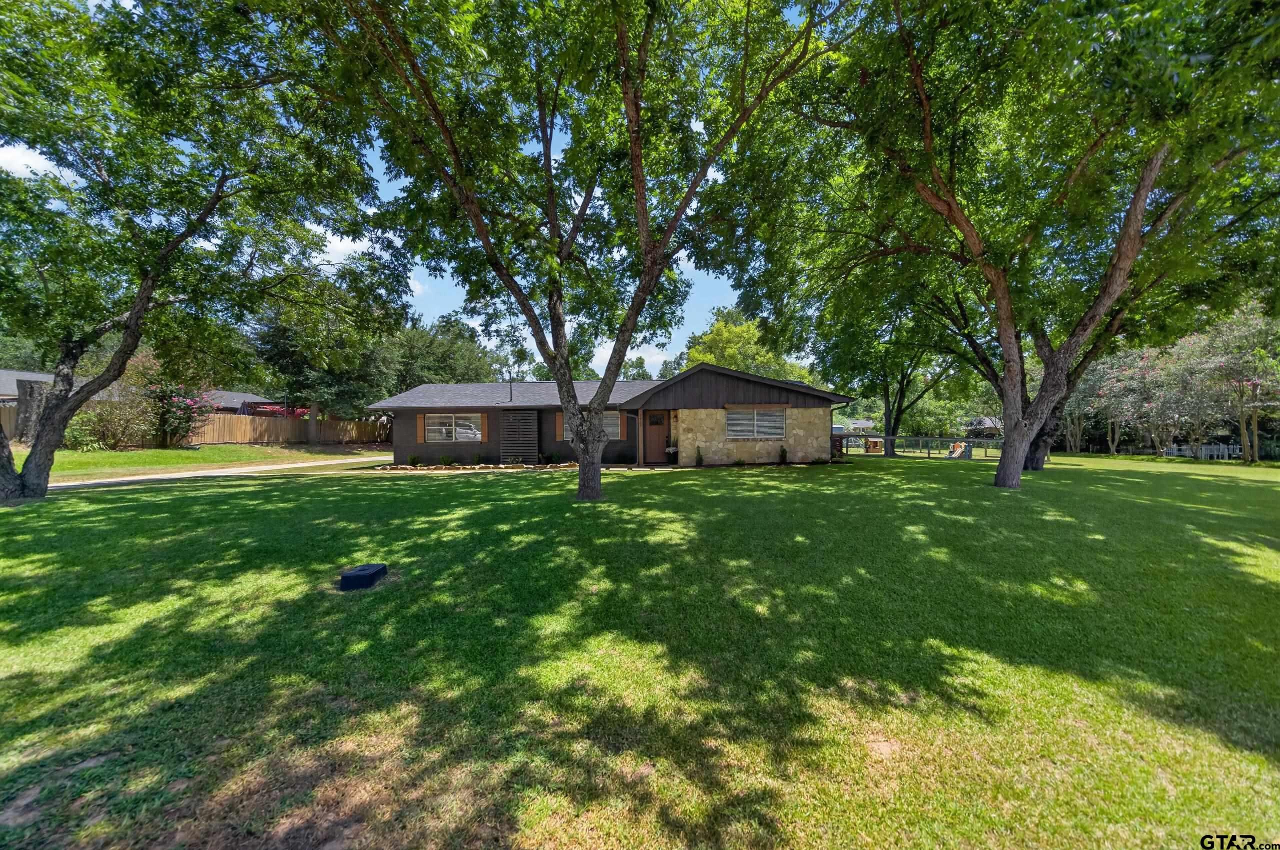 2425 Live Oak St Property Photo 1