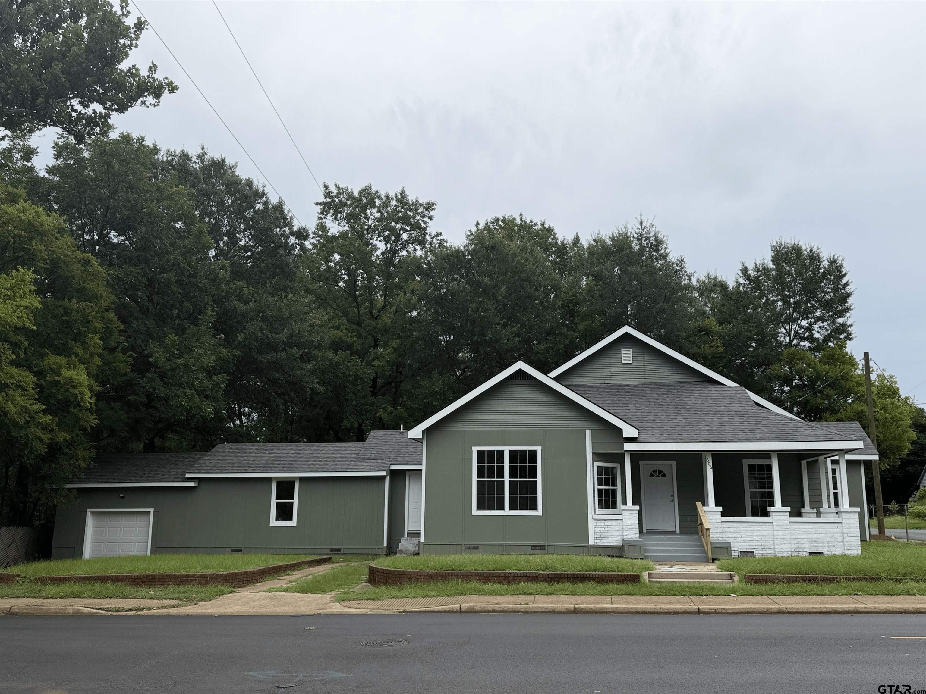 606 Sanford St. Property Photo 1