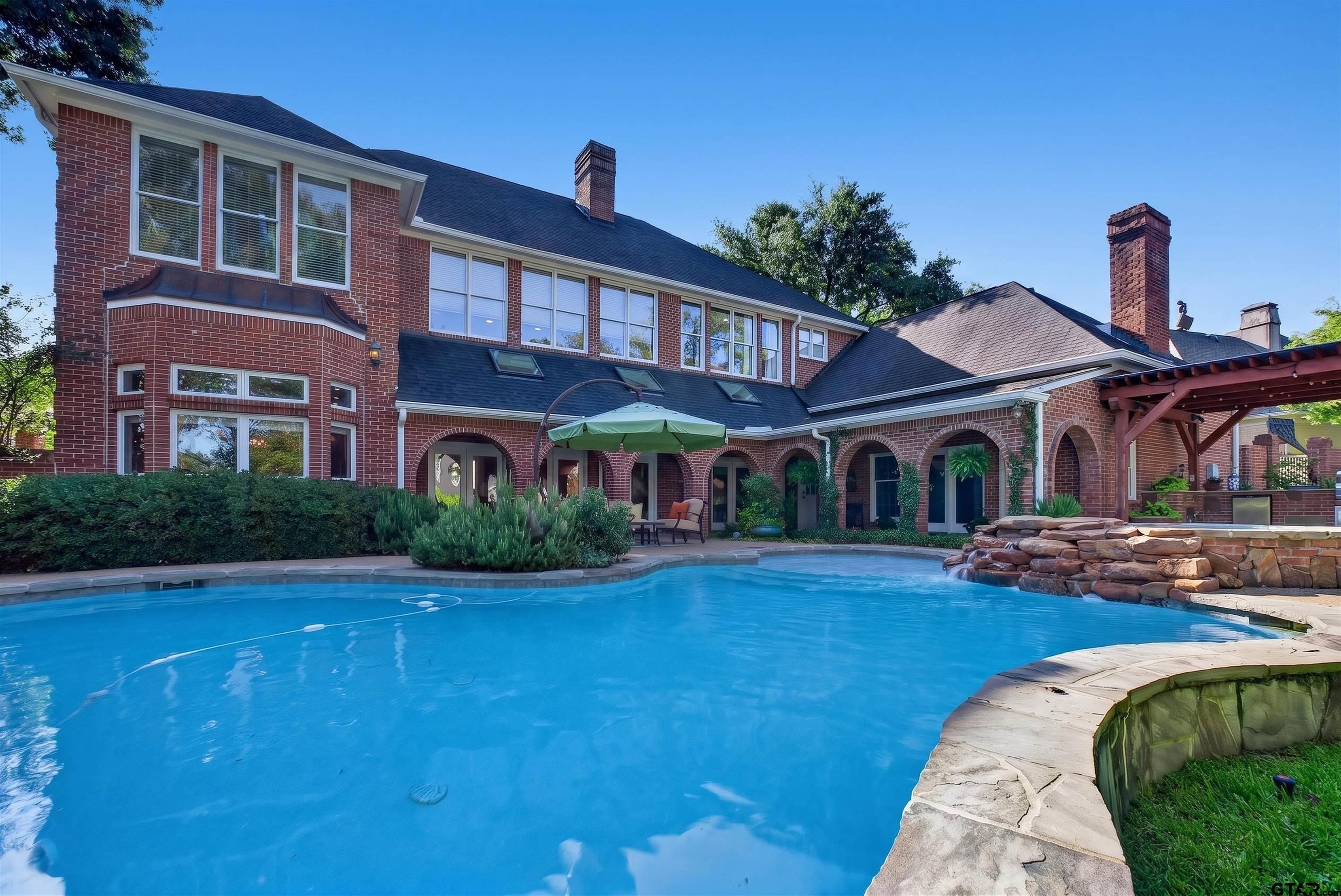 6401 Hollytree Circle Property Photo 1