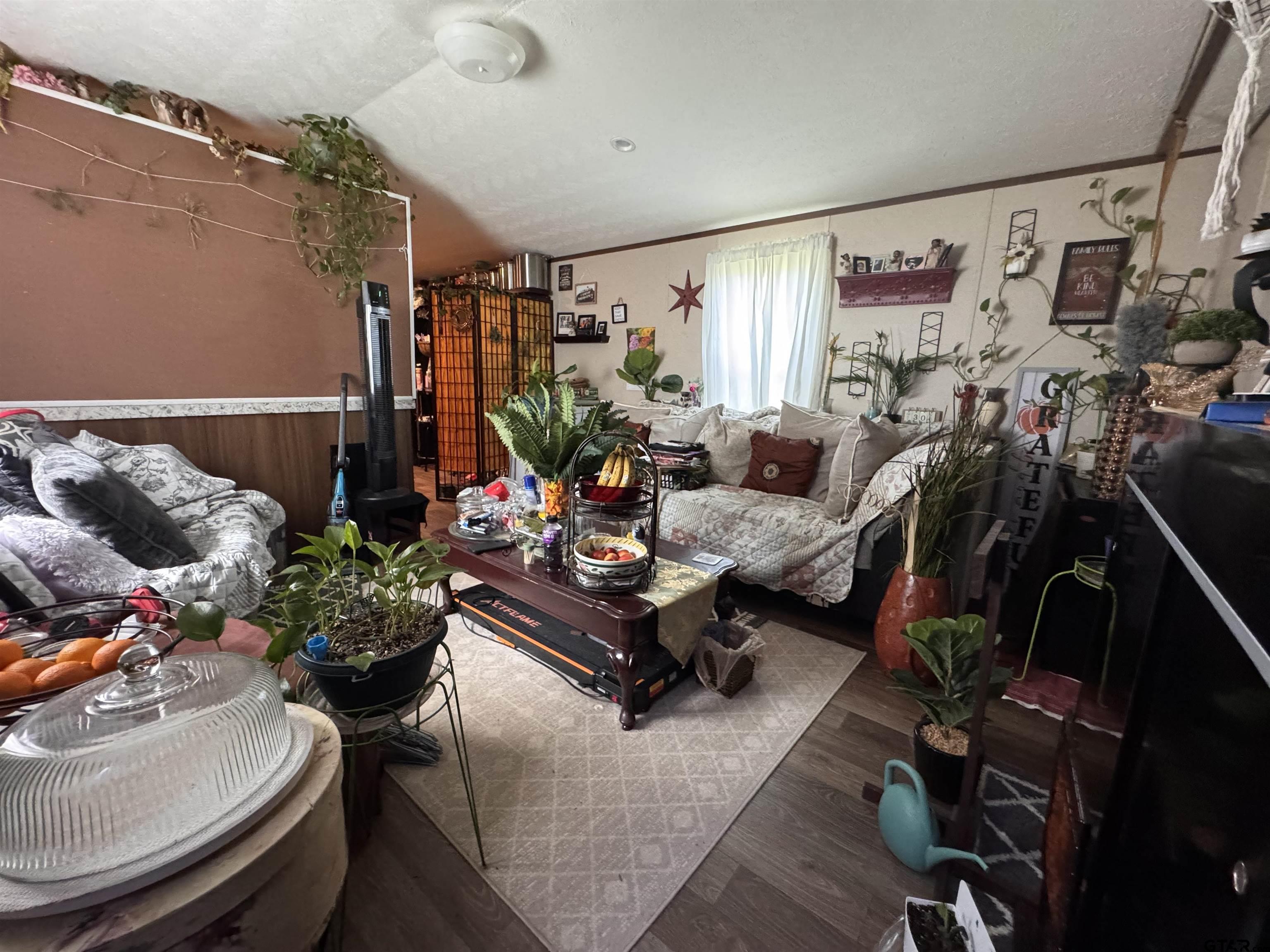612 W Broadway Property Photo 1