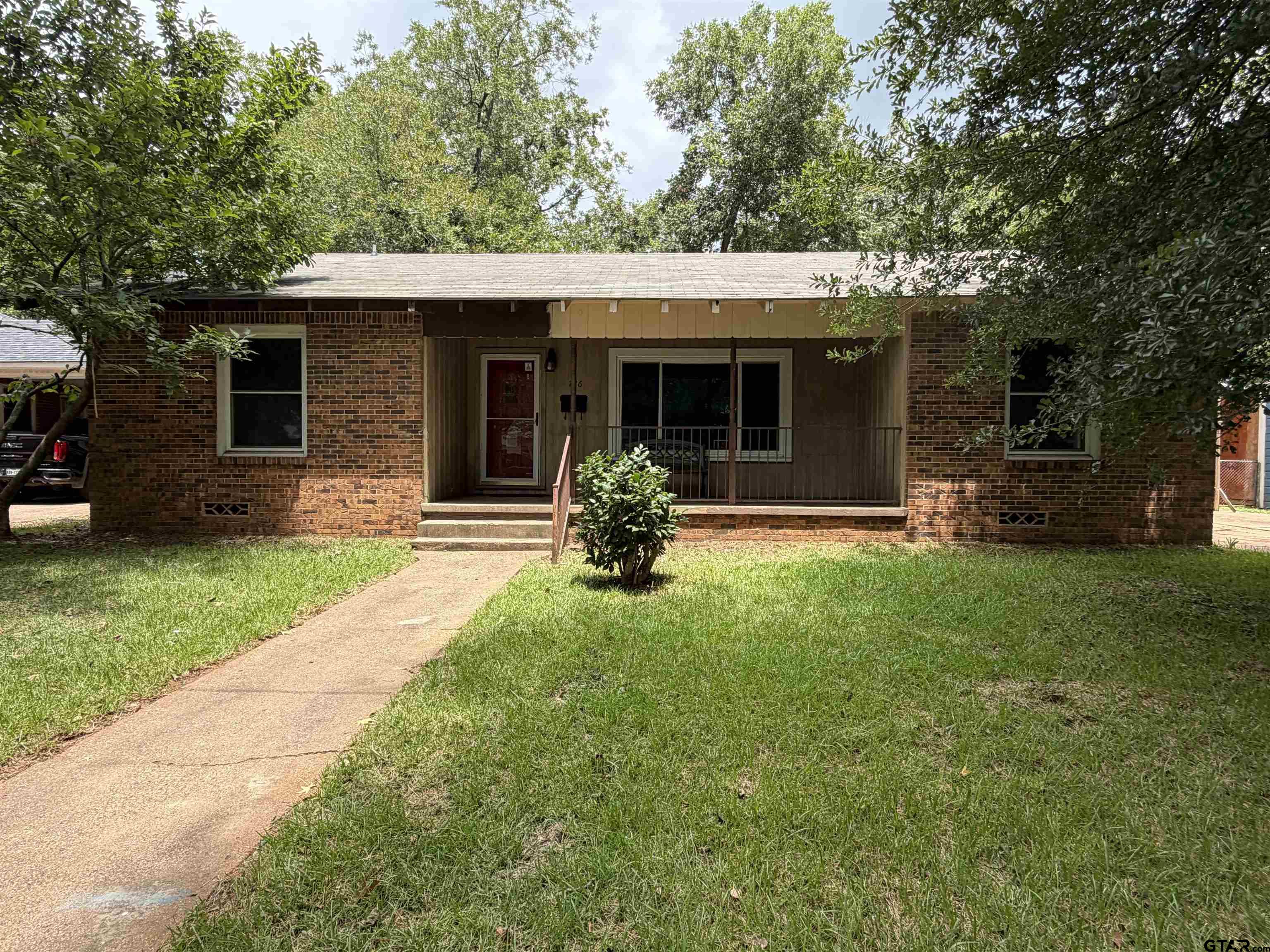 726 Nacogdoches St. Property Photo 1