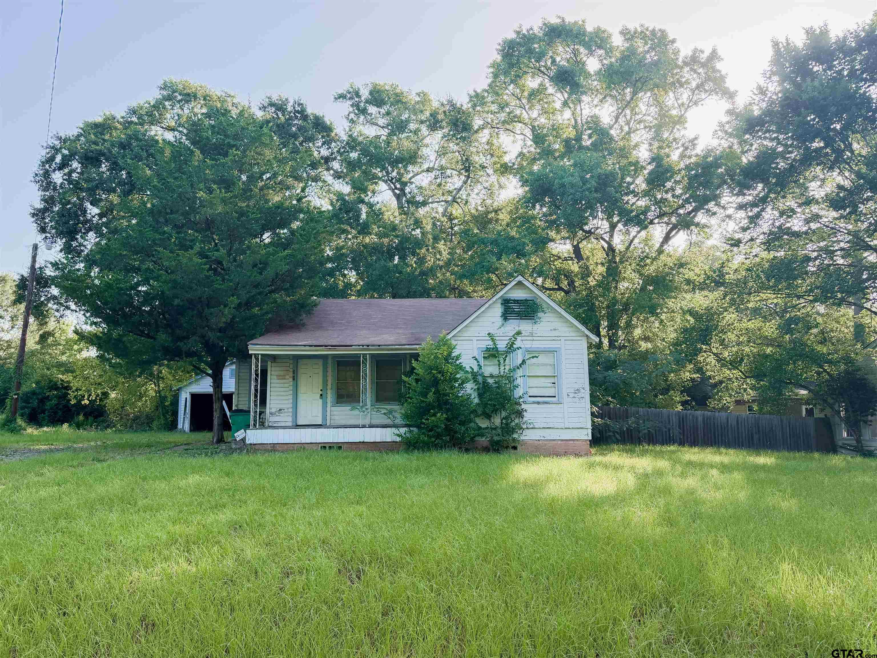 307 E Park Drive Property Photo 1