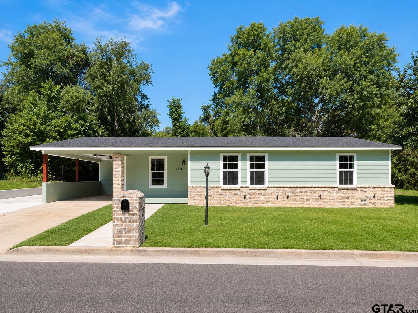 2216 N Ross