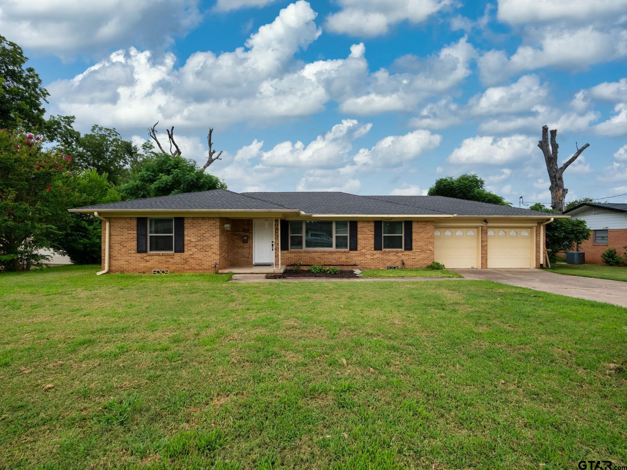 2219 Crestwood Dr Property Photo 1
