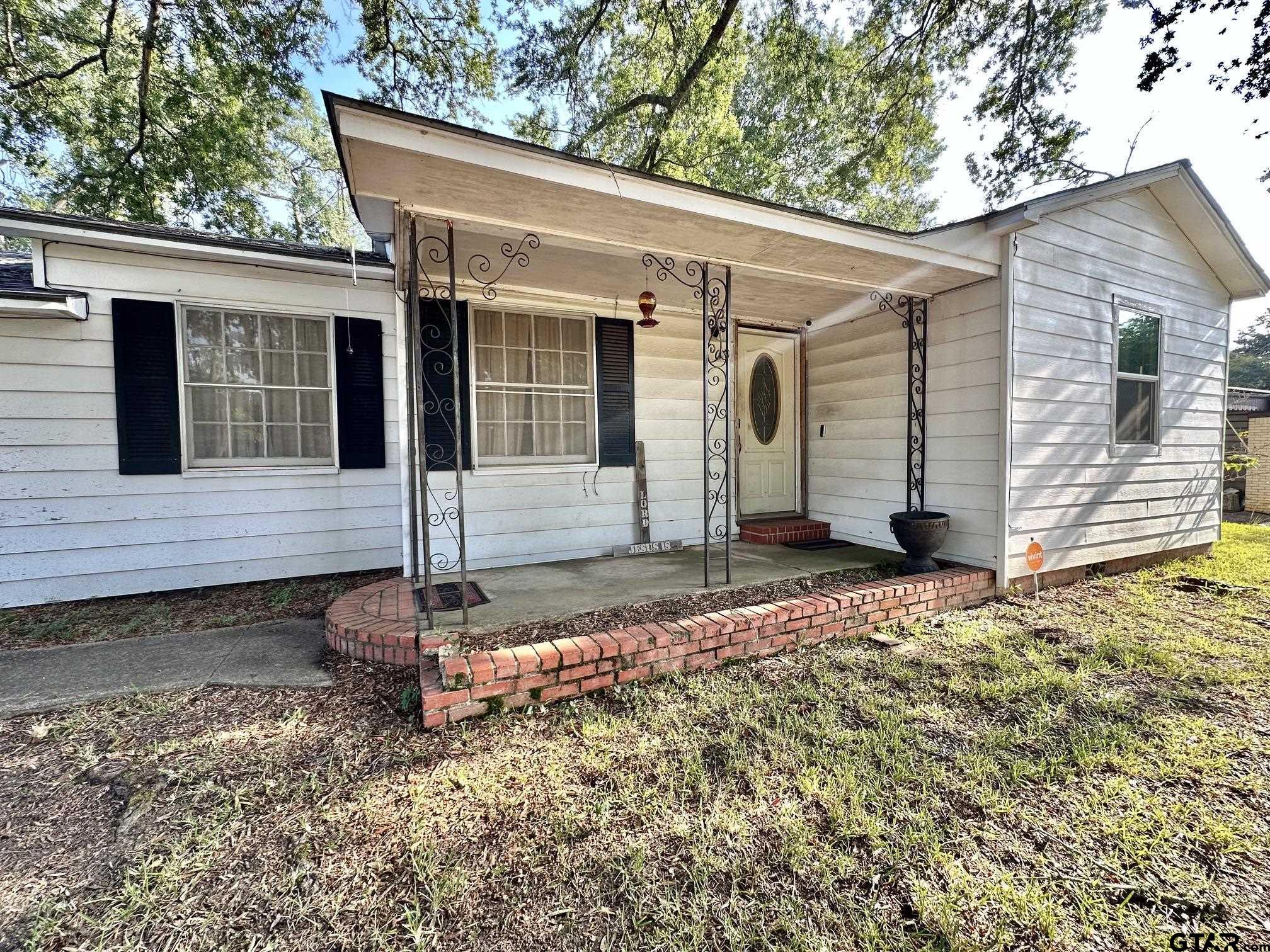1002 Jones St Property Photo 1