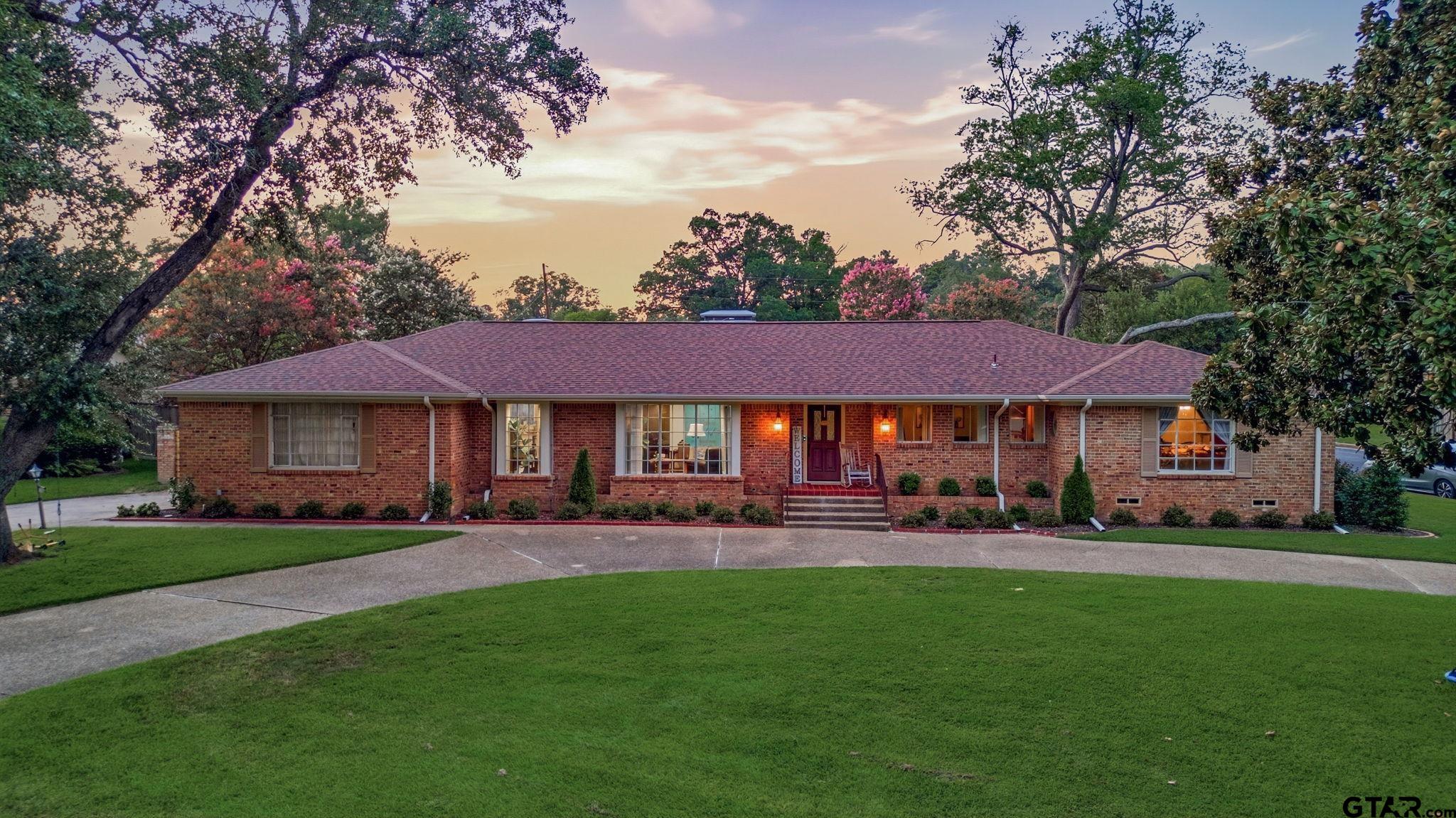 1936 Montrose Dr. Property Photo 1