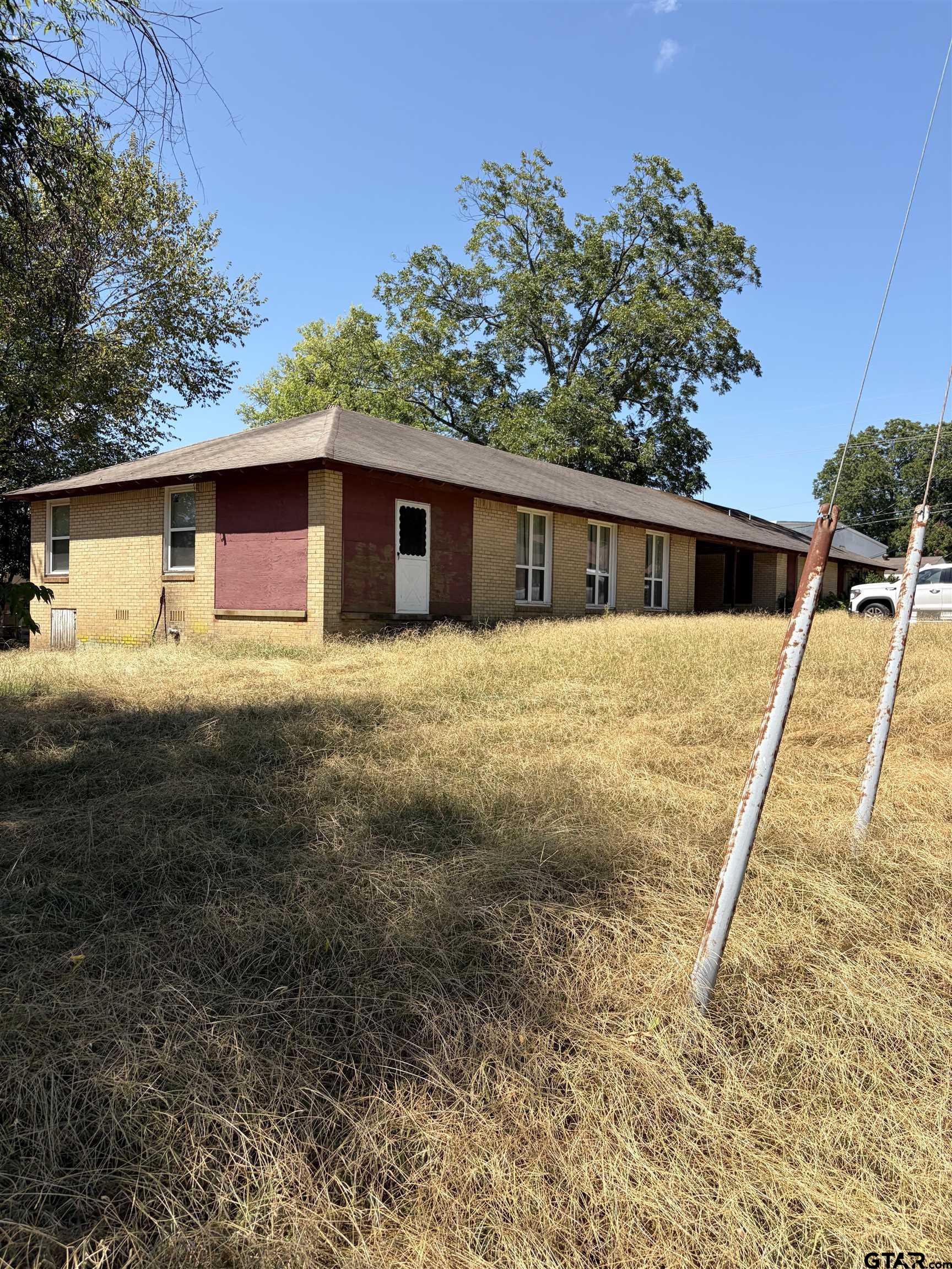 215 Ochiltree Property Photo 1