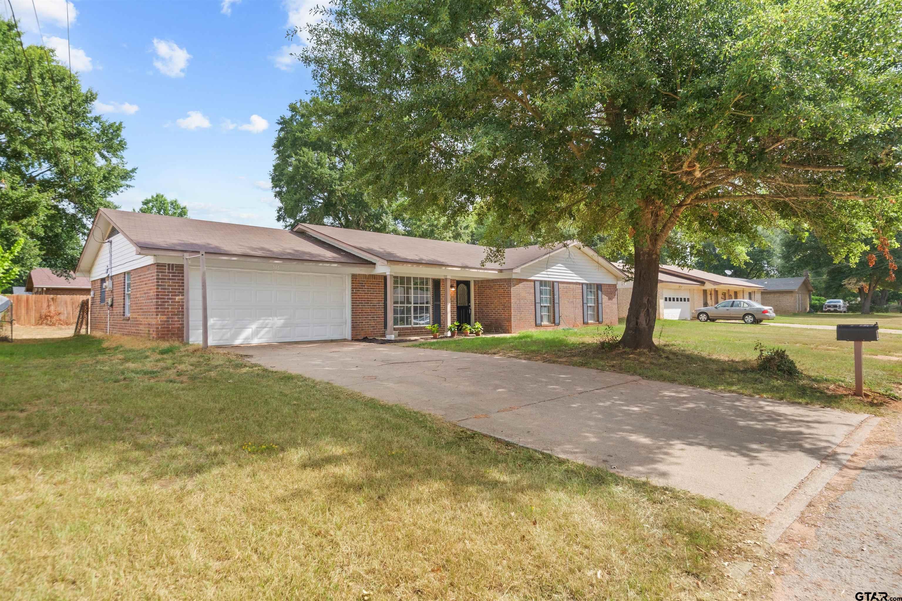 305 Larkspur Ln