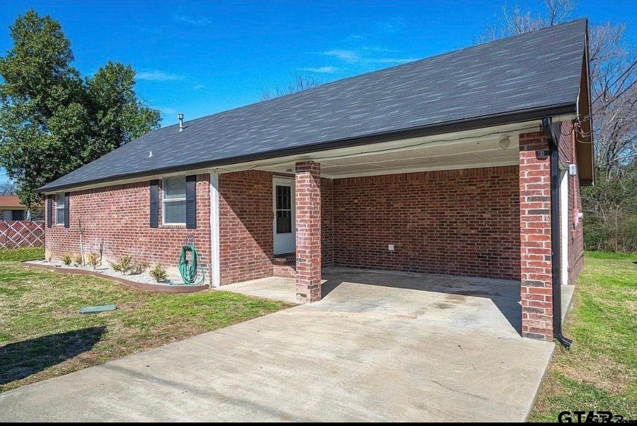 2209 Luther St Property Photo 3