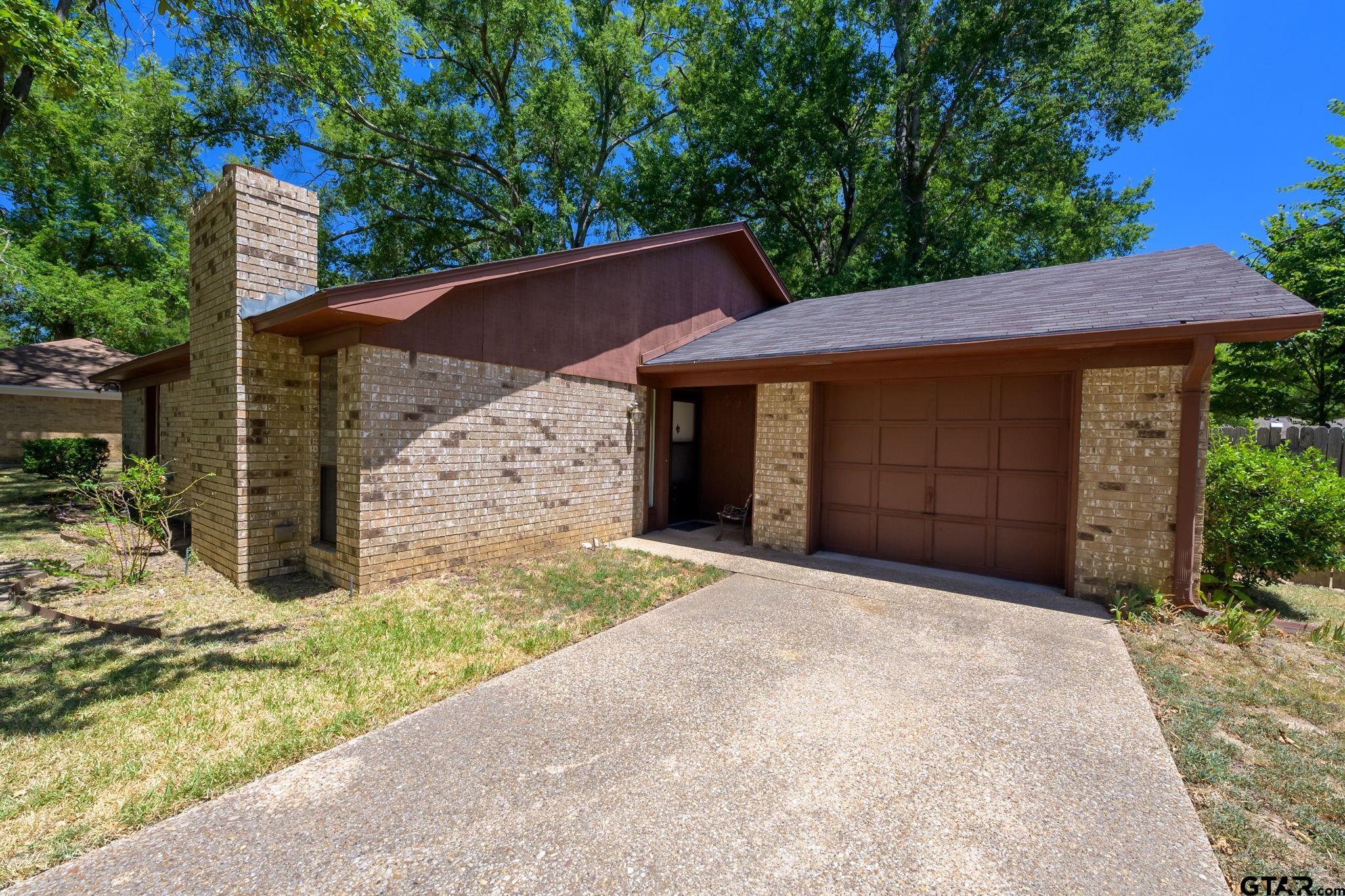 404 Hillcreek St Property Photo 1