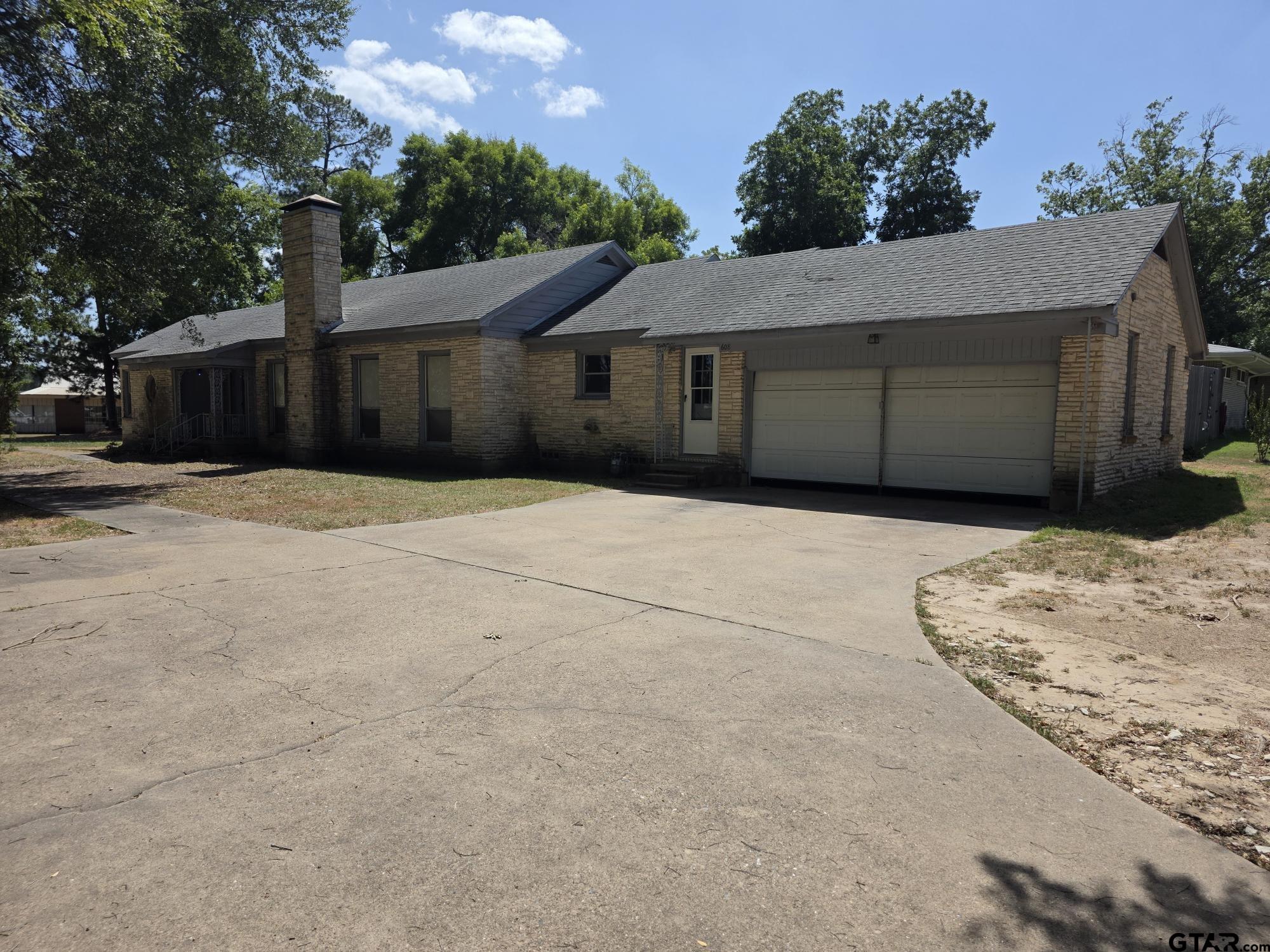 608 E Lane Property Photo 1