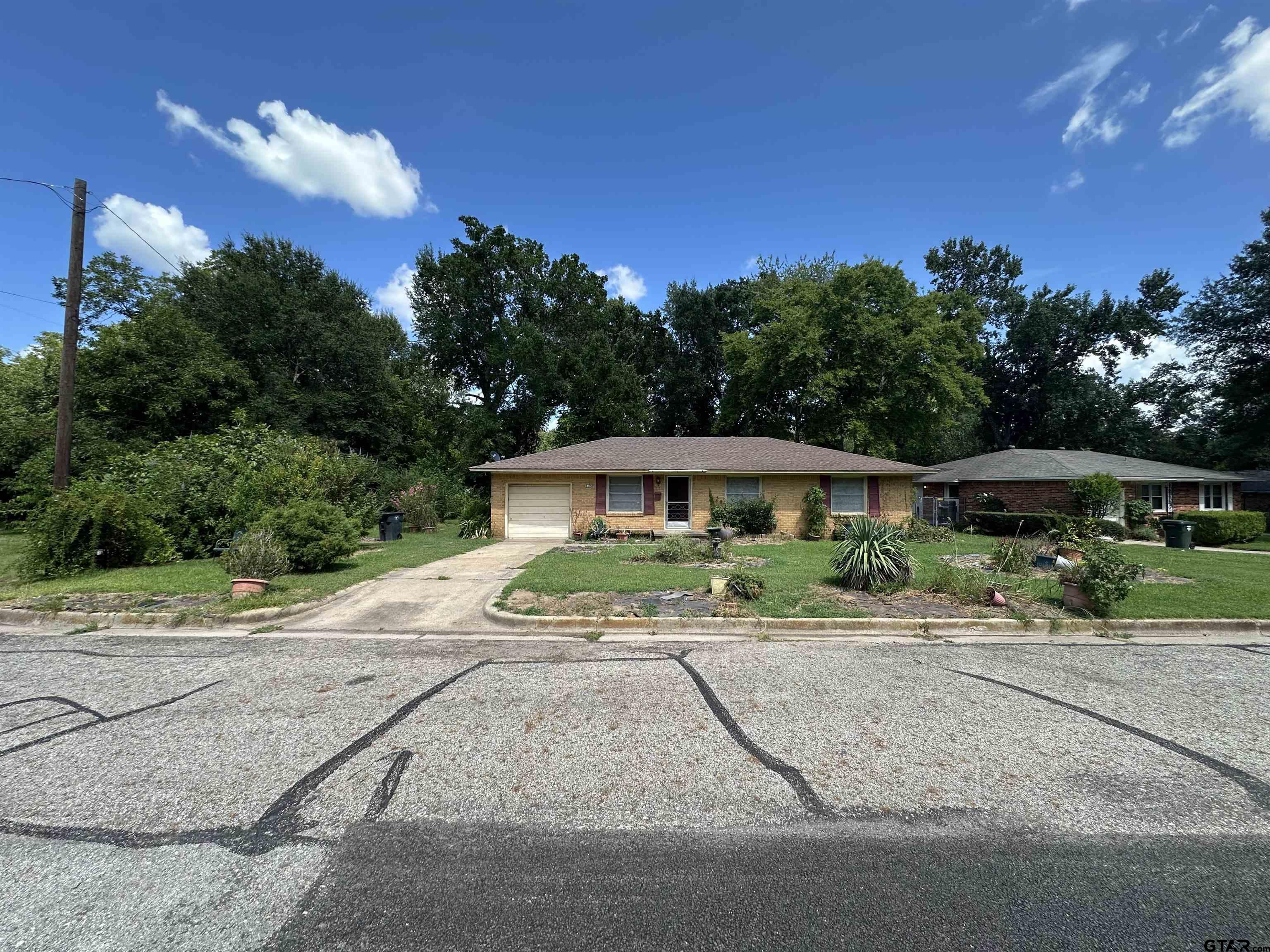 2100 Glenbrook Dr Property Photo 1