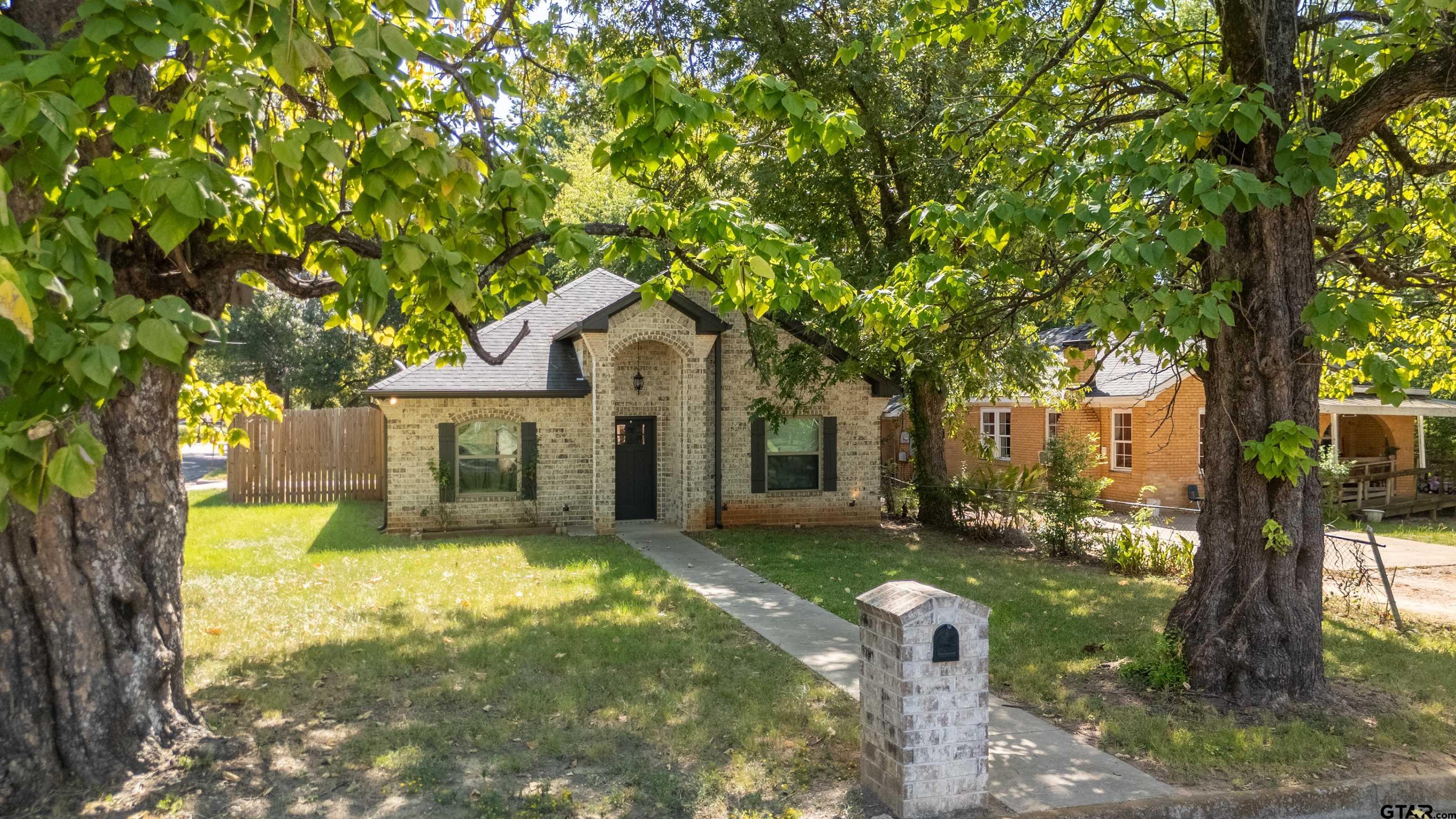 1315 N Ross Property Photo 1
