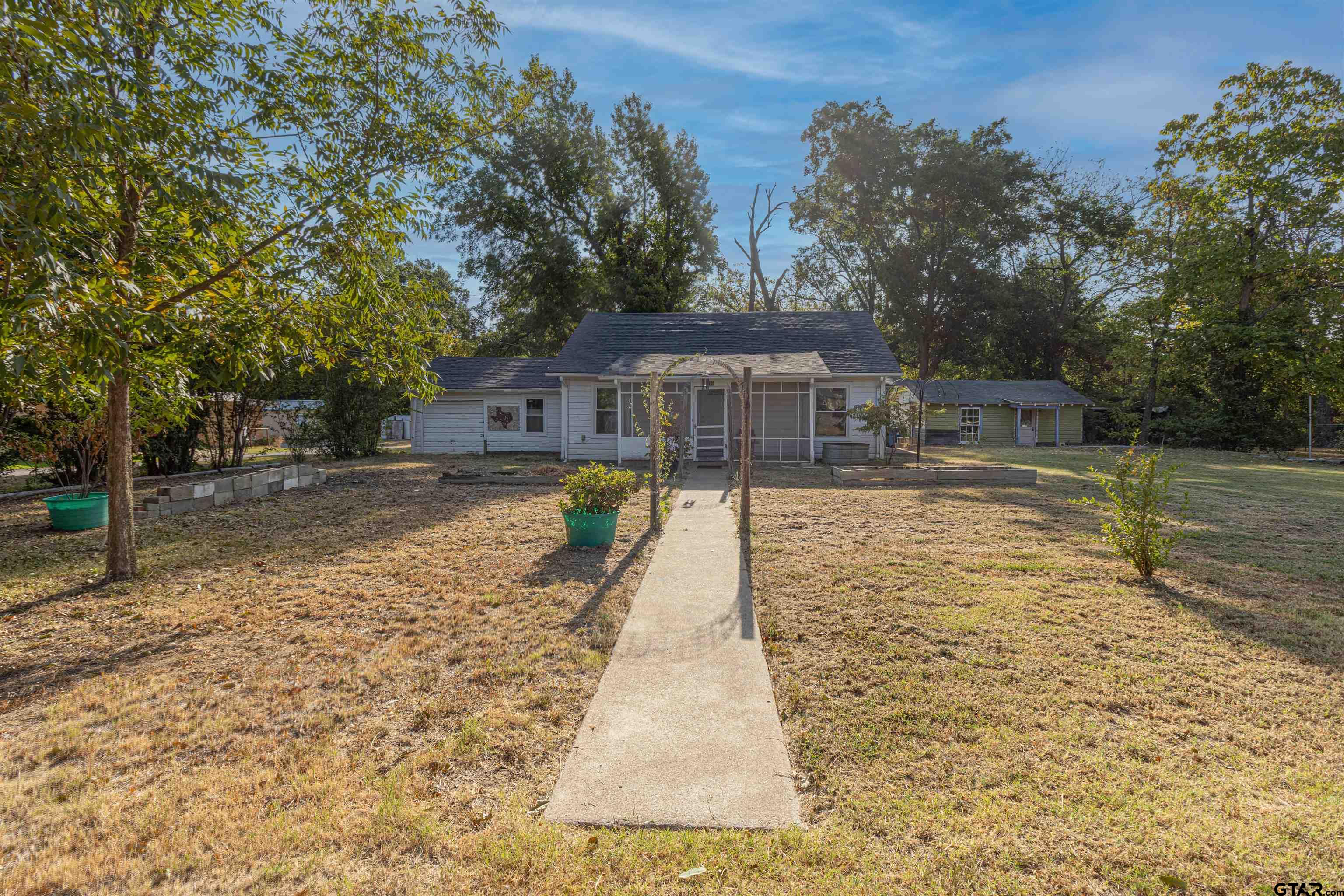 209 S Oak St. Property Photo 1