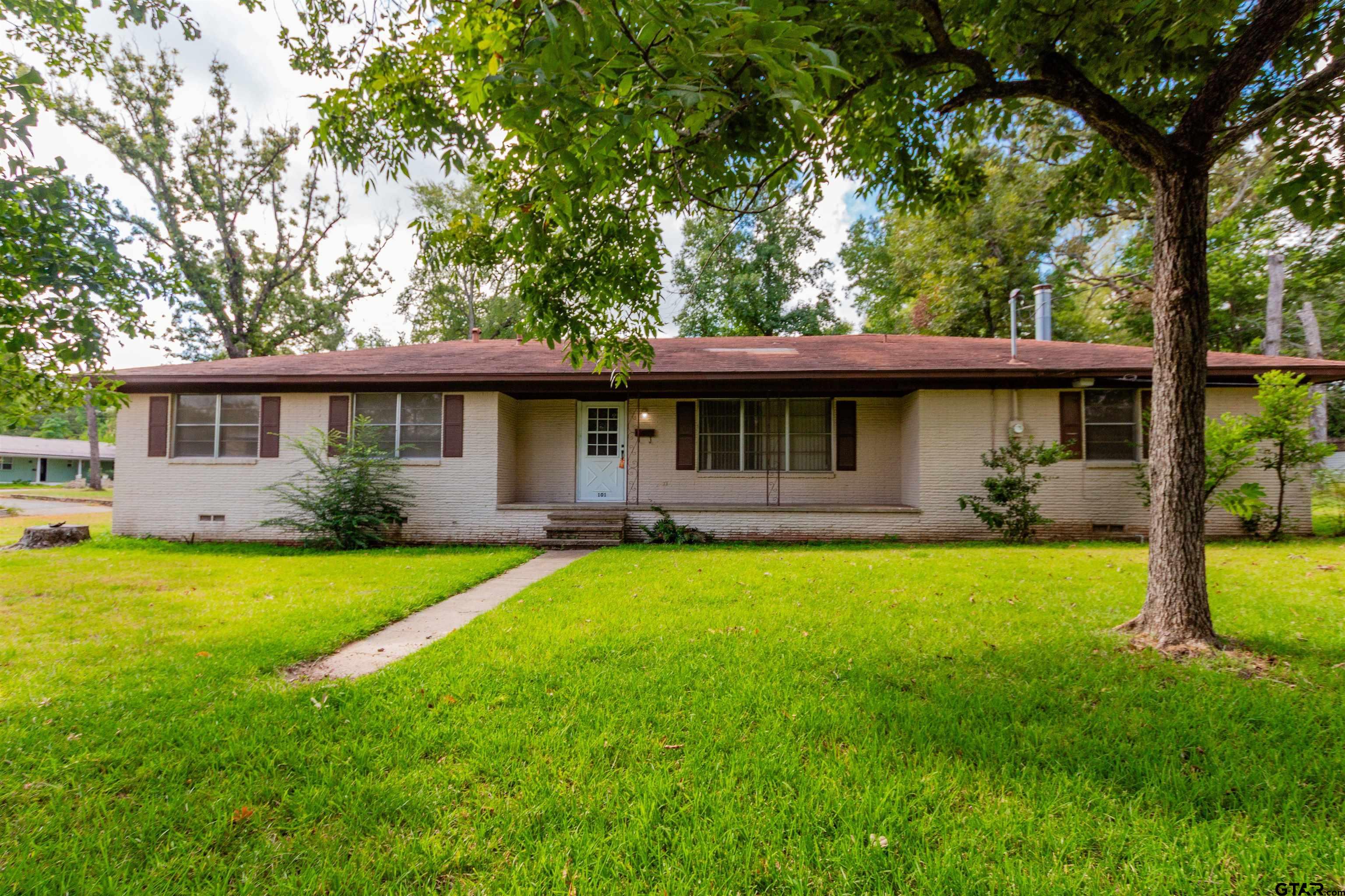 101 Leland Dr Property Photo 1