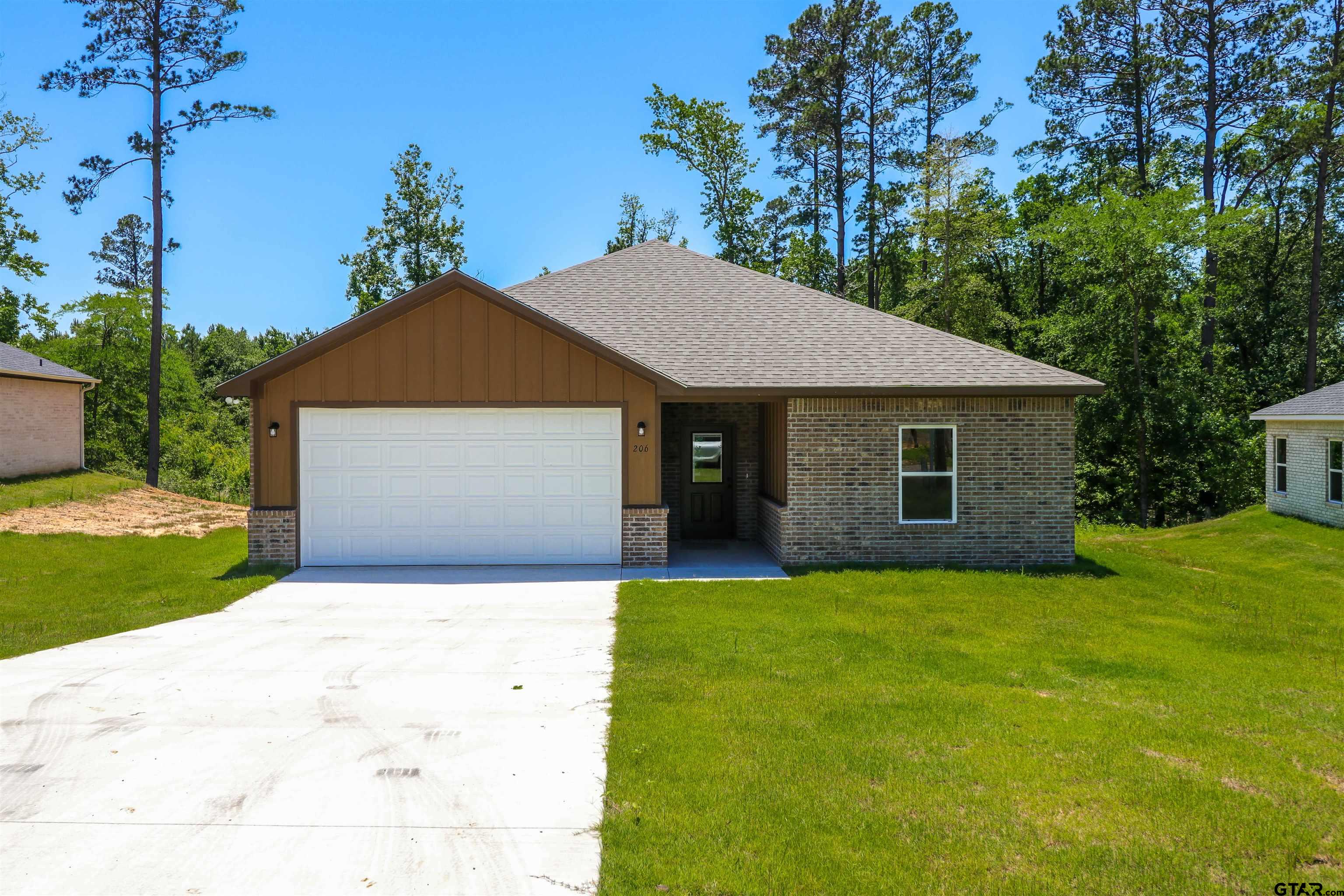 206 Twisted Oaks Dr Property Photo 1