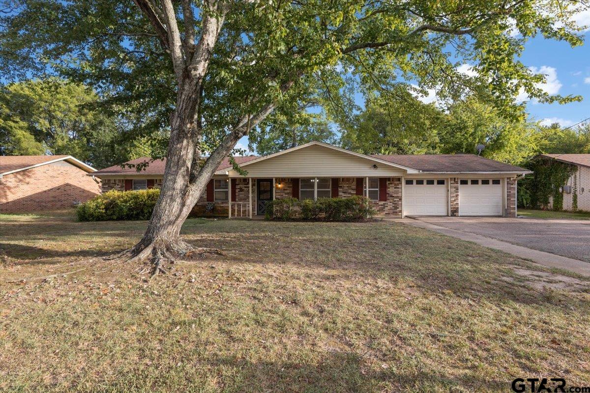 202 Sherwood Dr Property Photo 1
