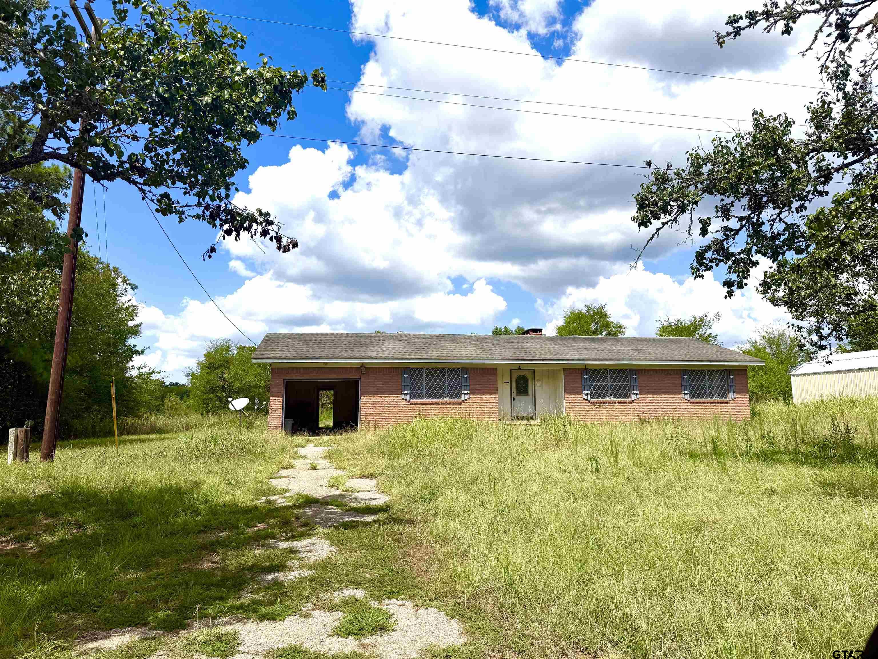 215 E Henderson St Property Photo 1