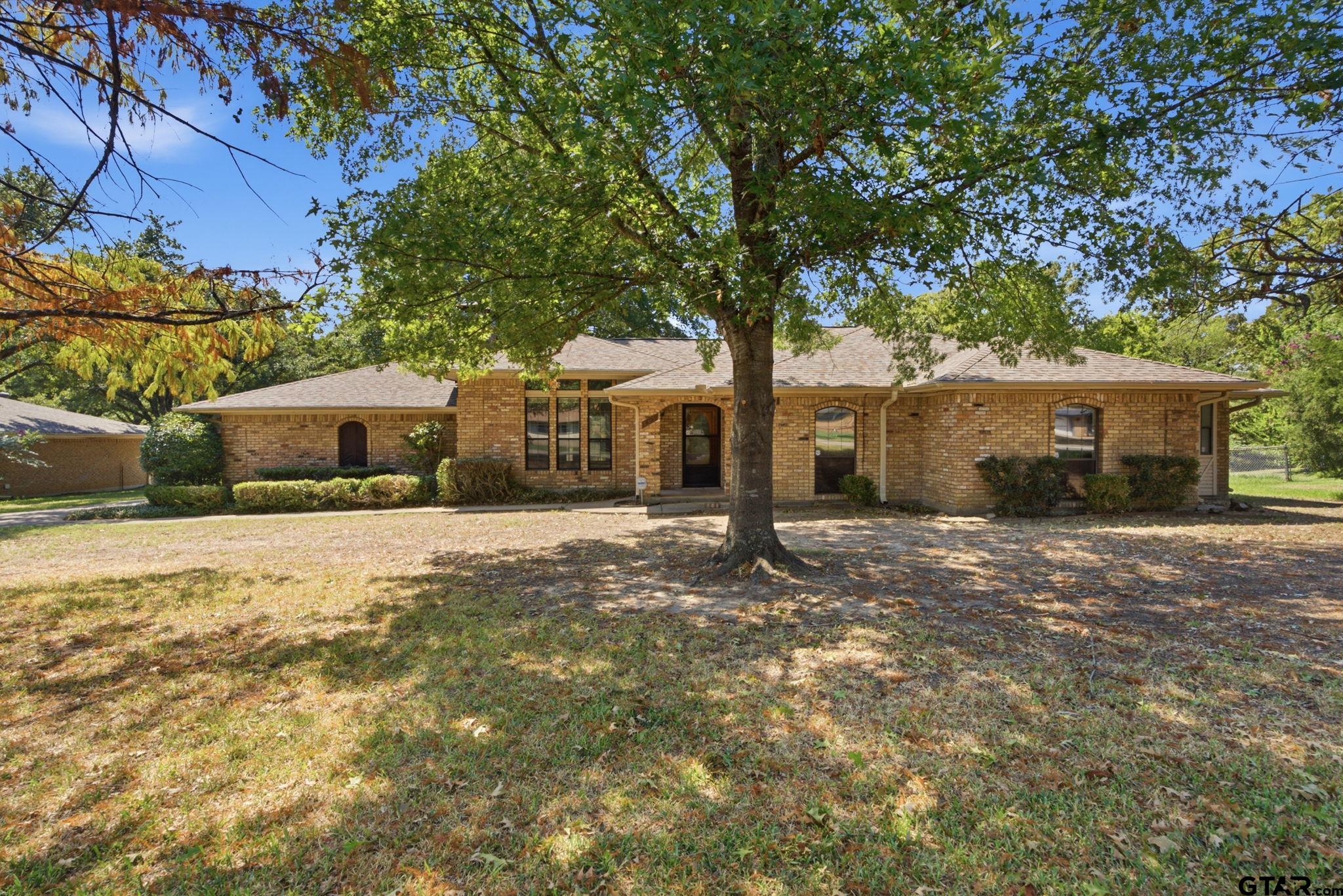 109 Clover Dr Property Photo 1