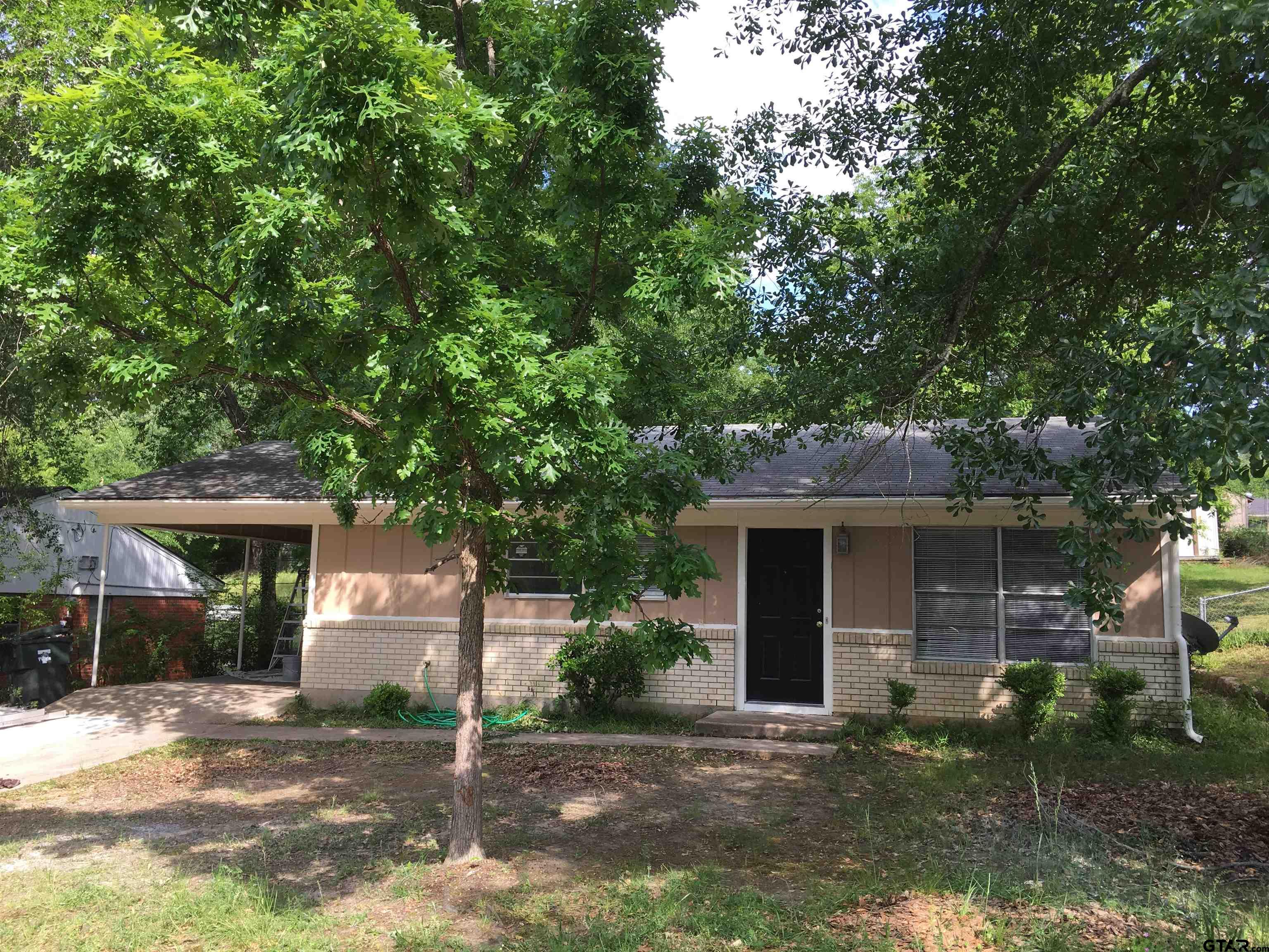 2011 Lee St Property Photo 1
