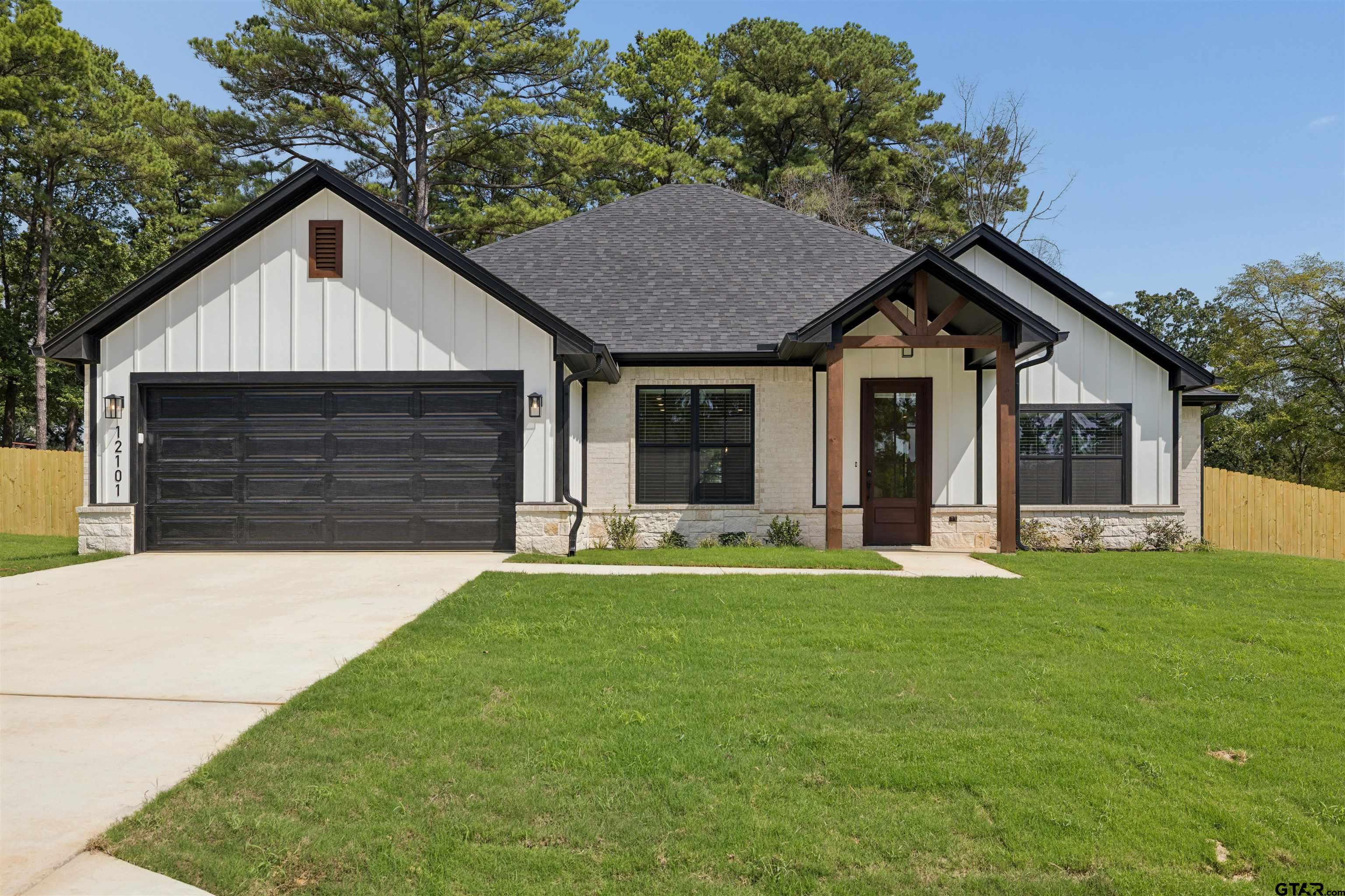12101 Pinecrest Dr Property Photo 1