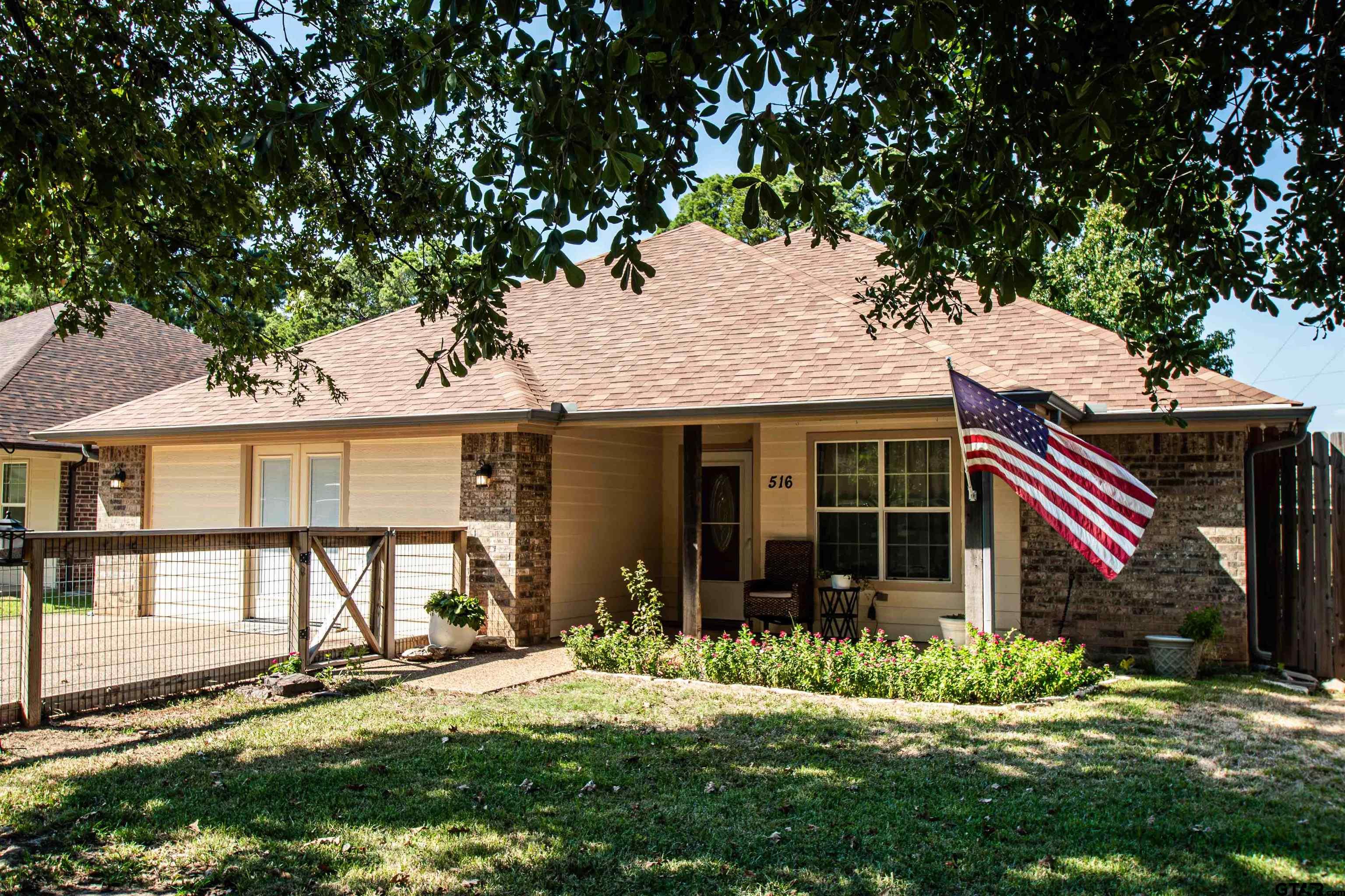 516 Neches Property Photo 1