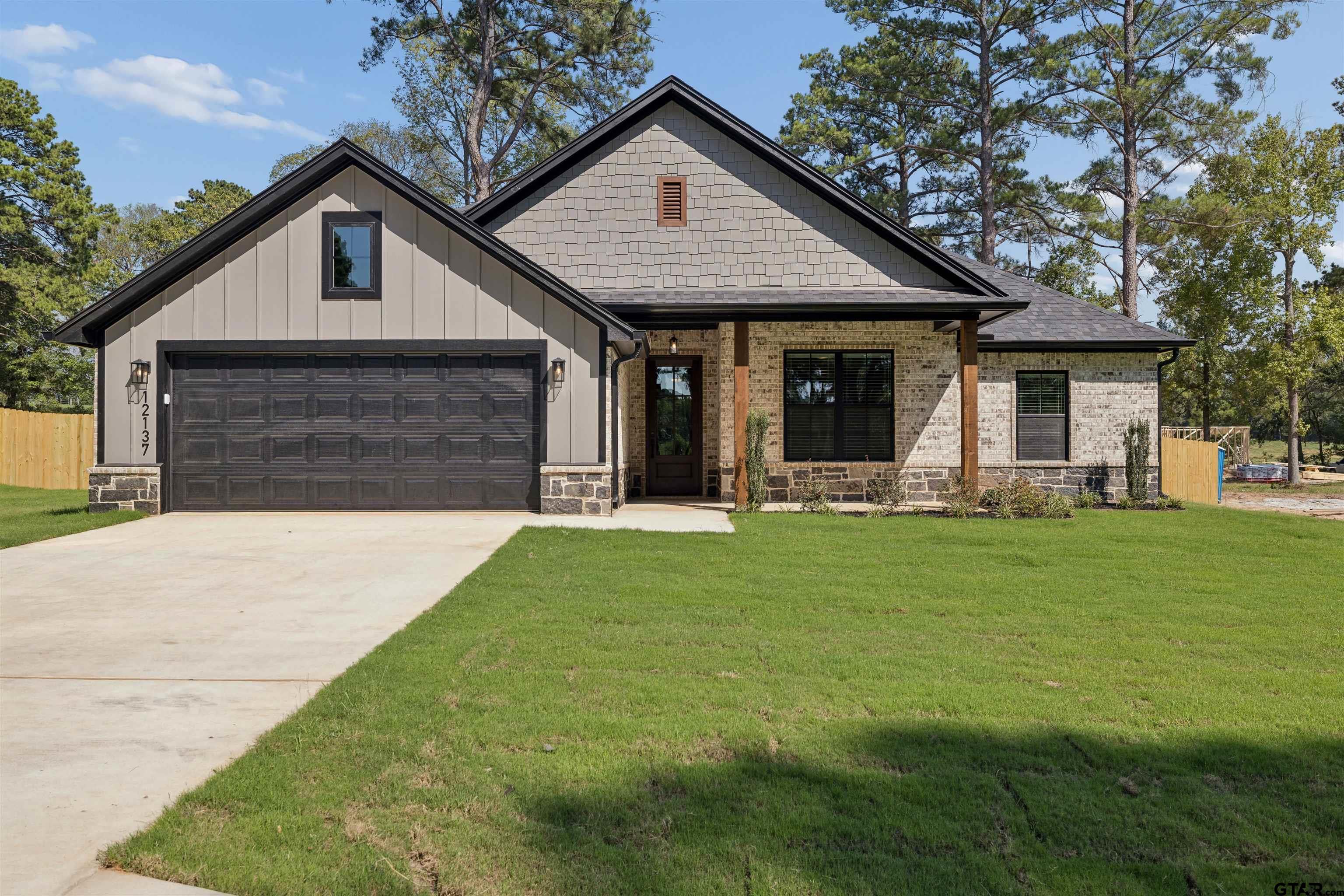 12137 Pinecrest Dr Property Photo 1
